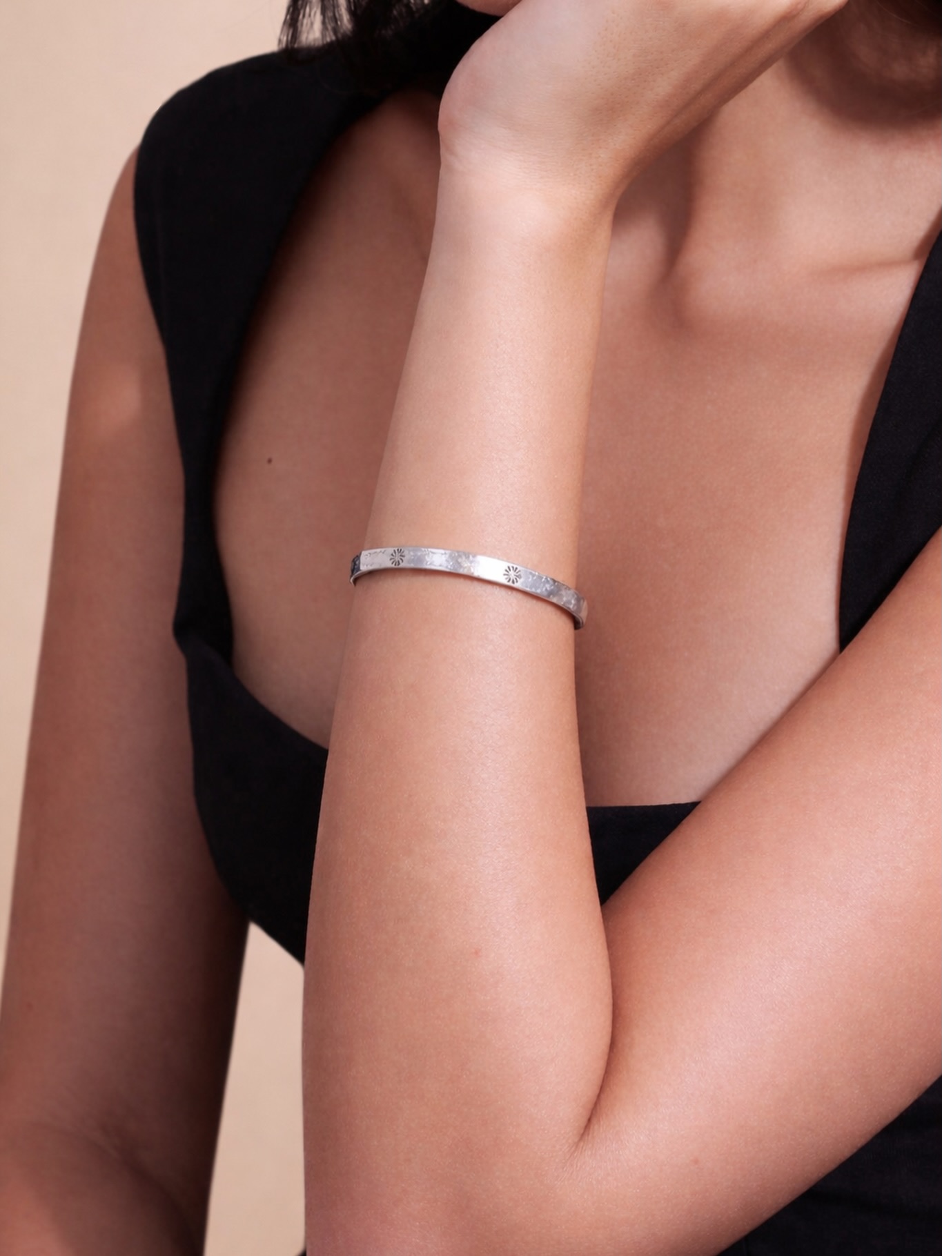 Turning ideas into something you can feel✨Hand hammered silver bracelet with flowers and a personalised engraving
#mkfinejewelry #bespokejewelry #custommadejewelry #bangle #bracelet