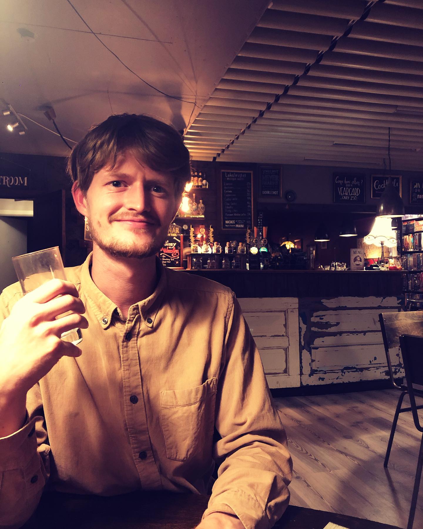 Wrapped up the first batch of game music. 💪🏼 🎻 Now I’m enjoying a quick break before a new collaboration starts with a danish historical museum and visual artist @raevling 🎵🎶❔