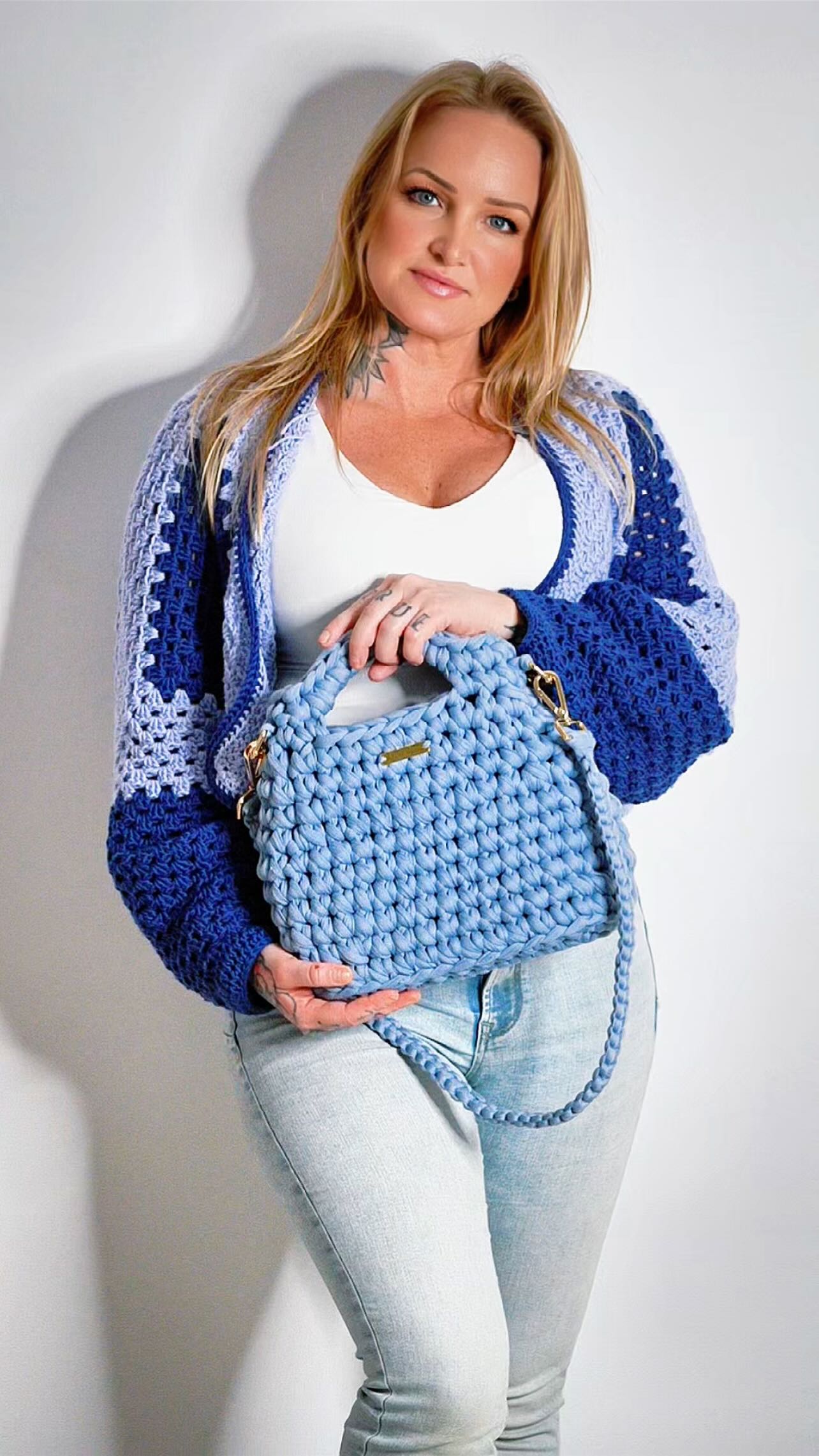 𝗠𝗲𝗲𝘁 𝗦𝗞𝗬
Handmade with love from upcycled Trapillo yarn, combining a sculptural, robust form with an unexpectedly lightweight feel.
Finished with gold-toned details and designed for versatility, SKY can be carried by hand or worn over the shoulder — effortless, modern, and consciously made.
A statement bag that proves sustainability and elegance can exist side by side.
👉🏼 Hallestam.com — when you choose with intention ✨
#hallestamdesign #handmadewithlove #slowfashion #crochet