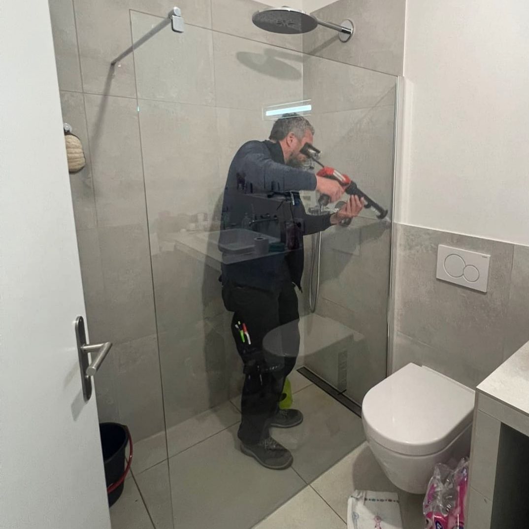 Bei der Arbeit 👨🏼🔧 🚿 #work#AMS#duschabtrennung#montage#profisausdemnorden