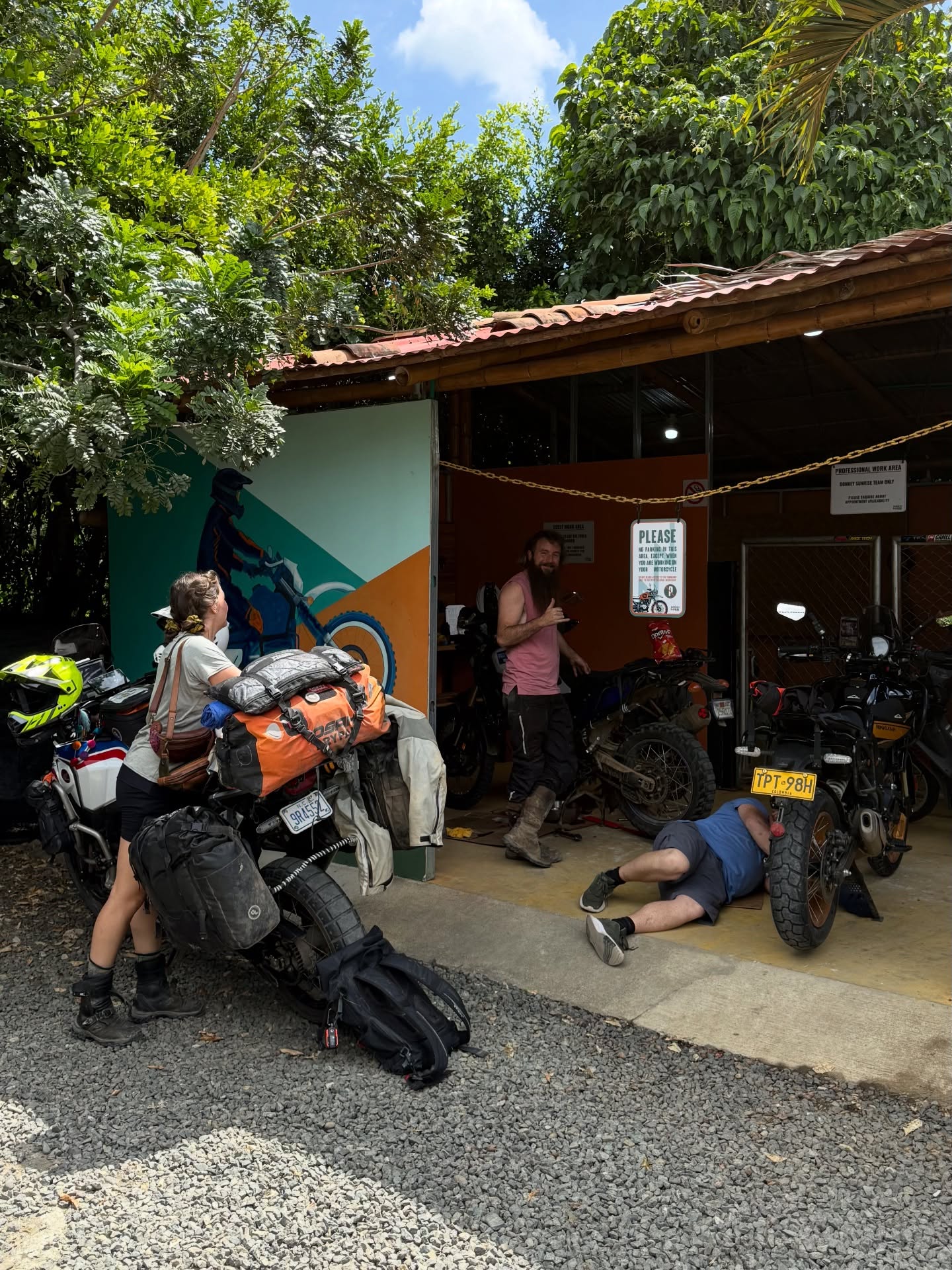 🔧🏍️ More than just a place to sleep.
At Donkey Sunrise, we understand motorcycle travelers.
That’s why our guest workshop is free to use for all guests. It’s where stories get shared, hands get dirty, and strangers turn into riding buddies. 🙌🏻
Looking to meet like-minded riders while traveling through South America?
Make sure to join one of our meetups! Link in bio.
📍 La unión, Valle del Cauca, Colombia
🌎 Home away from home for moto travelers
#donkeysunrise #motorcycletravel #advrider #southamericamotorcycle #panamericanhighway