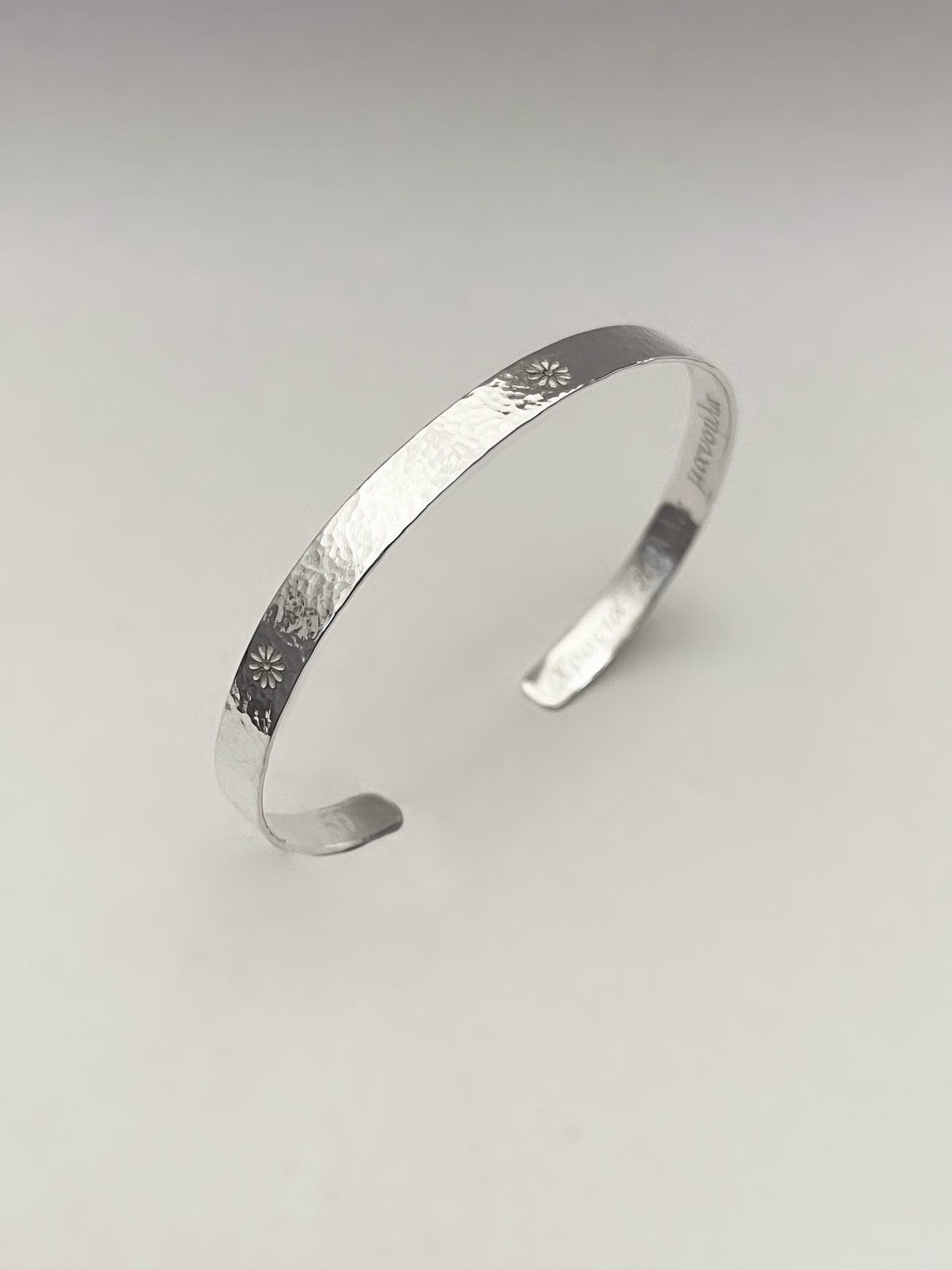 Another bespoke design brought to life 🌼 Crafted with intention, finished with love
#mkfinejewelry #bespokejewelry #custommadejewelry #bangle #bracelet