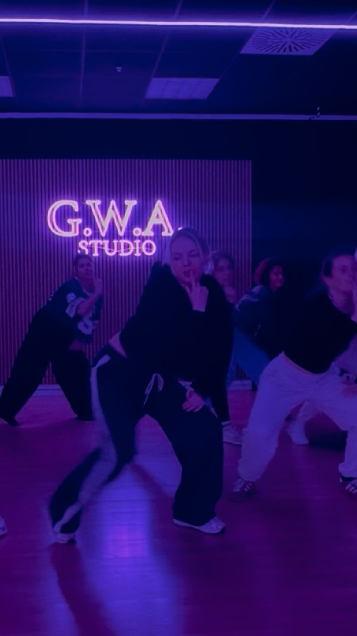 got to stick to ma girls like glue 💅🏻
#seanpaul
DC: @elisabeth.k.l
#gwastudio #dancechoreo