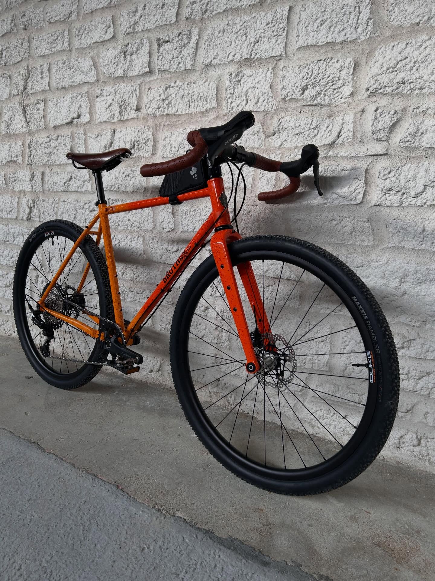 MASTERPIECE ! 🗡️
Chez nous, vous le savez depuis des années maintenant, on aime vous écouter, pour vous conseiller au mieux et réparer, optimiser, assembler, créer.
Grace à votre confiance, nous avons le plaisir passionné d’assembler ce genre de monture !
Un @brothercycles Mehteh, avec un groupe GRX 1x12v, des @roues.turbo composées de moyeux @erasecomponents et de jantes @dukeracingwheels World Runner X, selle et guido @brooksengland, contre @ritcheylogic Beacon, potence et tige de selle @bikethomson et des pneus @maxxisbike Rambler 45mm.
Deux bouts de sacoches @miss_grape_official…
Et zop ! C’est partit pour l’aventure ! 🥰🤘🏼🤩
#bikelife #bikeporn #gravel #dreambuild #bikeshop