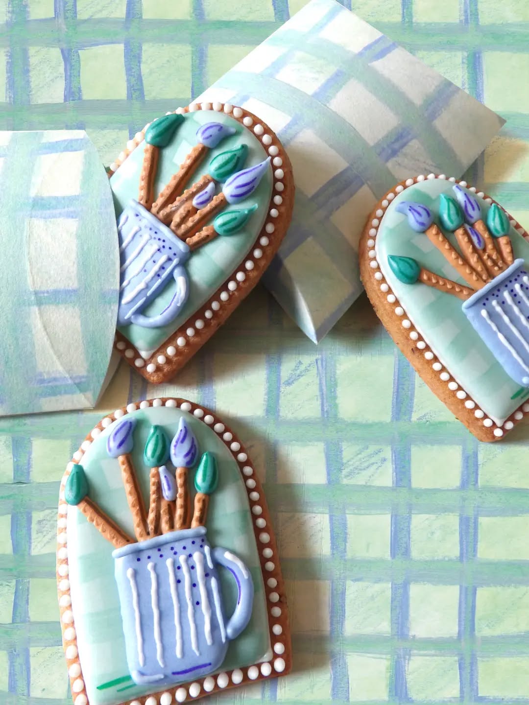 L'amour en bleu et vert 🩵💚
On mix la céramique et la peinture et bam on obtient des biscuits uniques 😁
(Et si tu comprends rien à comment c'est fait, swipe jusqu'à la fin 🥰)
D'ailleurs t'en penses quoi de ces biscuits ?
Est-ce que oserais les manger ? 🙈
#biscuitpackaging #biscuitdecorating #biscuitpersonnalisé #lucillepattern #decoratingbiscuits
