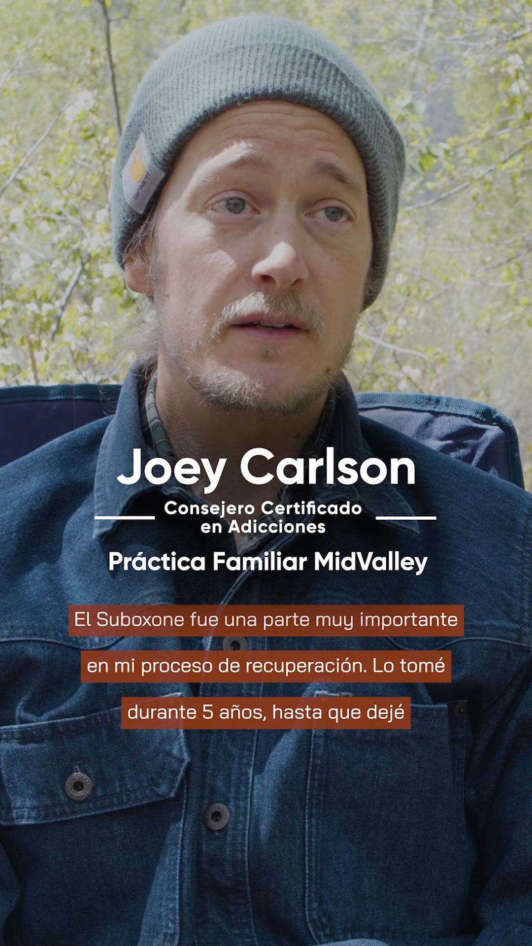 El proceso de recuperación de Joey Carlson no fue instantáneo, pero sí fue transformador. Después de años de consumo intravenoso de heroína, de cocaína y de metanfetaminas, el Suboxone se convirtió en un elemento fundamental en el avance en su camino hacia la recuperación.
Durante cinco años, combinó el tratamiento asistido con medicamentos (MAT) con la terapia y el apoyo grupal. Esta combinación no solo le ayudó a mantenerse alejado de las sustancias, sino que le ayudó a reconstruirse a sí mismo. Dejó de pensar en las sustancias para empezar a pensar en su futuro: la escuela de posgrado, su sanación y una vida con un propósito.
A los pocos meses de comenzar su recuperación, Joey se hizo un tatuaje en el antebrazo, cerca de donde solía inyectarse drogas. En este tatuaje se lee: "Mil para entrar, mil para salir", en referencia a la idea de que si se caminan mil millas hacia el interior del bosque, hay que caminar mil millas para salir de él. Para Joey, es un recordatorio personal de que la recuperación requiere de tiempo, esfuerzo e intención, y que el camino de regreso es tan significativo como el de ida.
Para conocer más acerca de MidValley Family Practice, visite el sitio midvalleyfamilypractice.org.
Para encontrar recursos locales, visite communitycompass.co/resources.
#Recuperación #SUD #MAT #ApoyoEntreIguales #RecuperaciónEntreIguales #Suboxone #SaludMental #eagle #silverthorne #breckenridge #frisco #aspen #glenwoodsprings #basalt #leadville #vail #carbondale #edwards #avon #silt