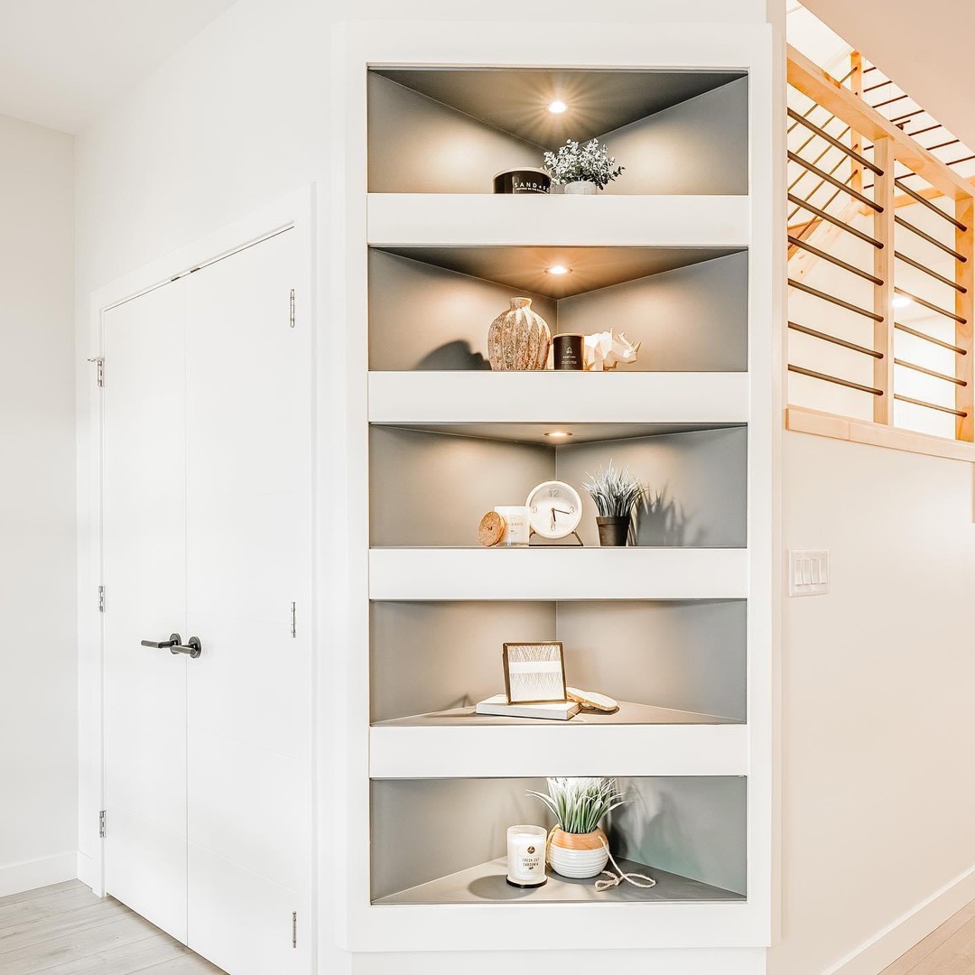A picture of the corner shelving that I wrapped in MDF for Hometown Homes - such a great use of space that doubles as a fantastic feature. The two tone paint and custom lighting change it from being "oh nice" to '"oh WOW."
Picture reshared from the talented @hometown.homes .
#lawrencefinishing #finishingcarpentry #yxehomes #yxedesign #shelfdecor #cornershelving #openshelves #yxelifestyle #entrancedesign #custombuilt