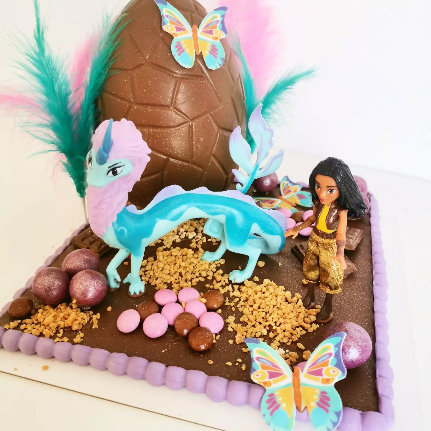 Muchas gracias a todos los que habéis contado con @indicakesbcn para vuestra pascua!
Iremos colgando algunas de las que hemos hecho. Mona de Pascua de Raya y el Dragón de
chocolate con leche.
#monadepascua #monadepasqua #figuradechocolate #figuradexocolata #chocolate #xocolata #pascua #pasqua #monaspersonalizadas #monasporencargo #indicakesbcn #rayayeldragon