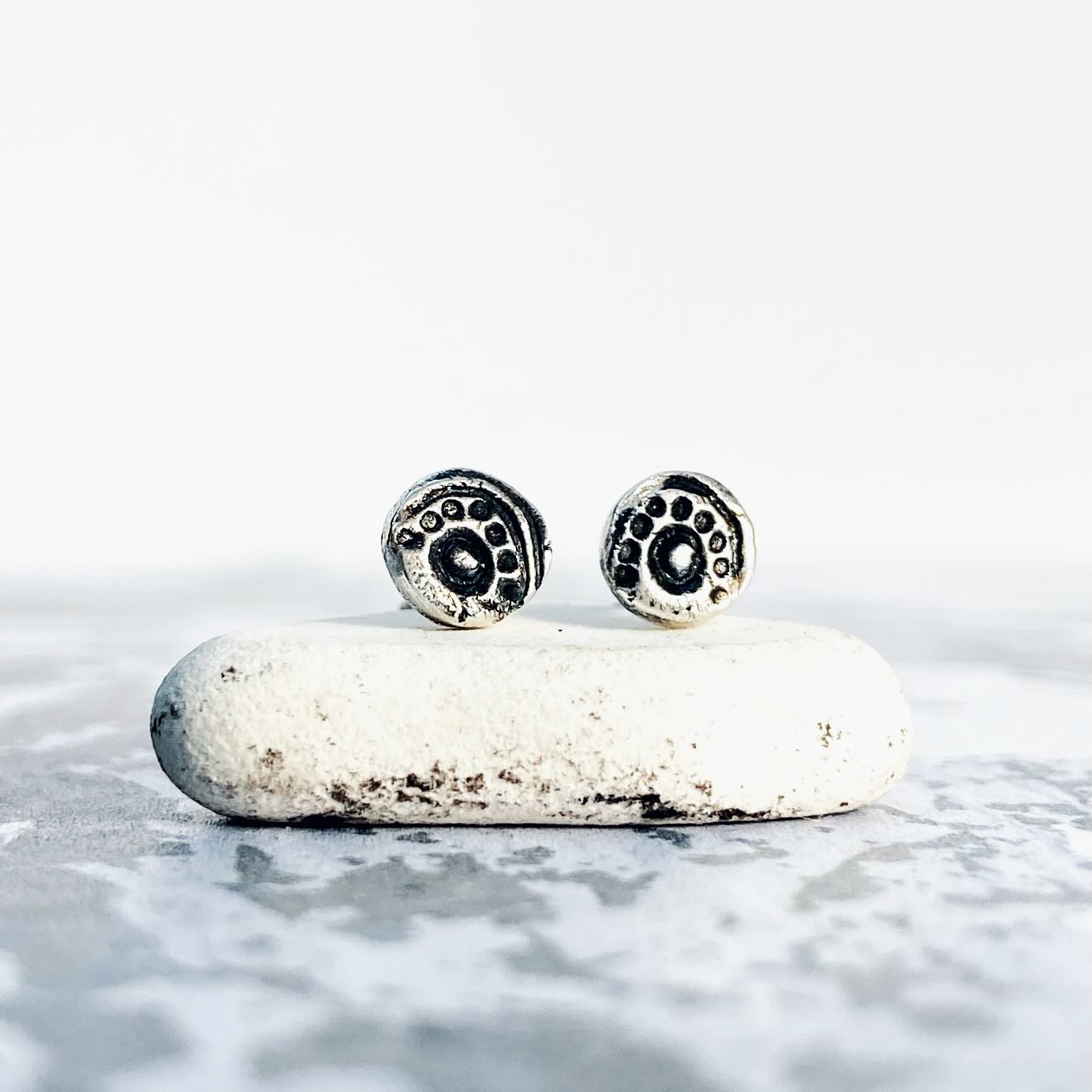 These textured mini studs will be hitting the shop in the next hour! Each set a little different to the next, one-of-a-kind, and custom made just for you…
Please get your Valentine’s orders in by tomorrow (Monday 2nd) for guaranteed delivery in time for Valentine’s Day, after then there will be a few slots available for those who check prior to ordering, but probably not enough for everyone! Thanks 💕