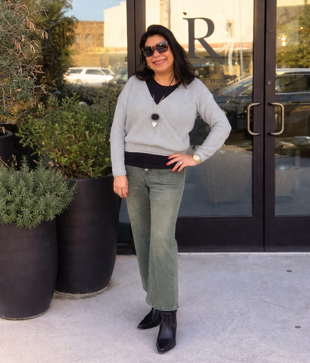 Casual, cozy, and confident — that’s my Wednesday mood 🤍
#passionistachic
•
•
•
•
•
#mylook
#over50style #mystyle over50andfabulous