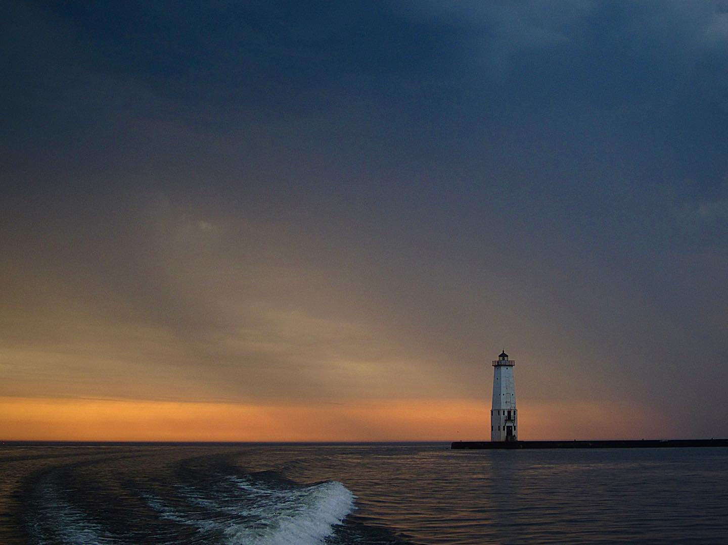 Lake Michigan mood
.
.
#puremichigan #upnorth #upnorthmichigan #themightymitten #optoutside #outdooradventures #midwestliving #midwestlivingmag #michigrammers #optoutside #michigan #greatlakes #greatlakeslocals #greatlakesstate #greatlakesloving #milakelife #upnorthlife #lakemichigan #gtliving