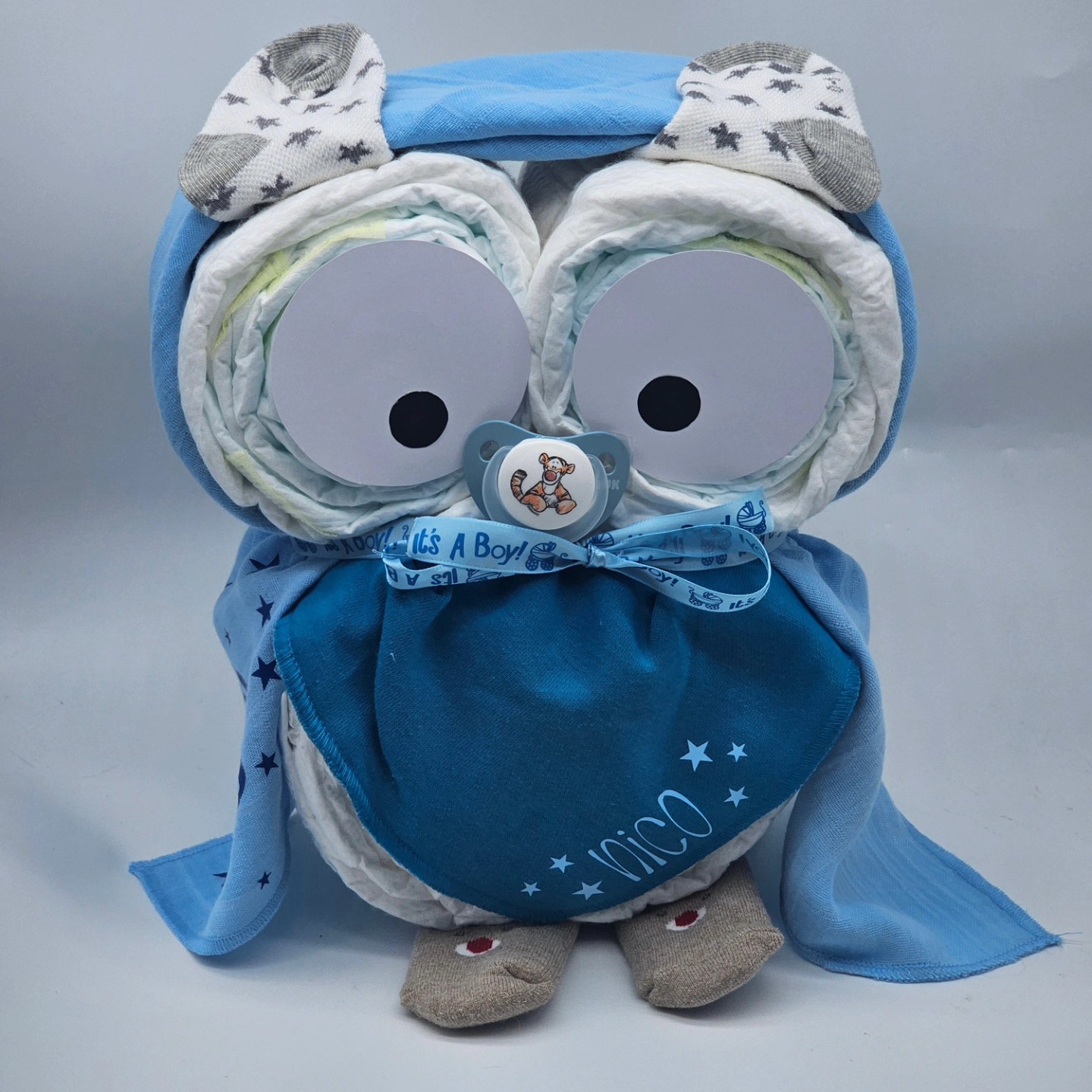 Eine kleine Windeleule für Nico 💙
Danke für diese Bestellung 🎁
#selinasbabygeschenke #mettendorf #frauenfeld #thurgau #windeleule #pampers #nuschi #name #dreieckstuch #personalisert #sterne #socken #nuggi #geschenk #zur #geburt #happy #love