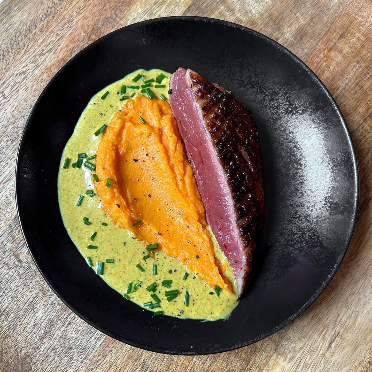 Magret de canard, purée de patates douces infusée au thym et à l'ail, sauce échalotes et curry
#foodcolor #cuisineart #cuisine #foodstagram