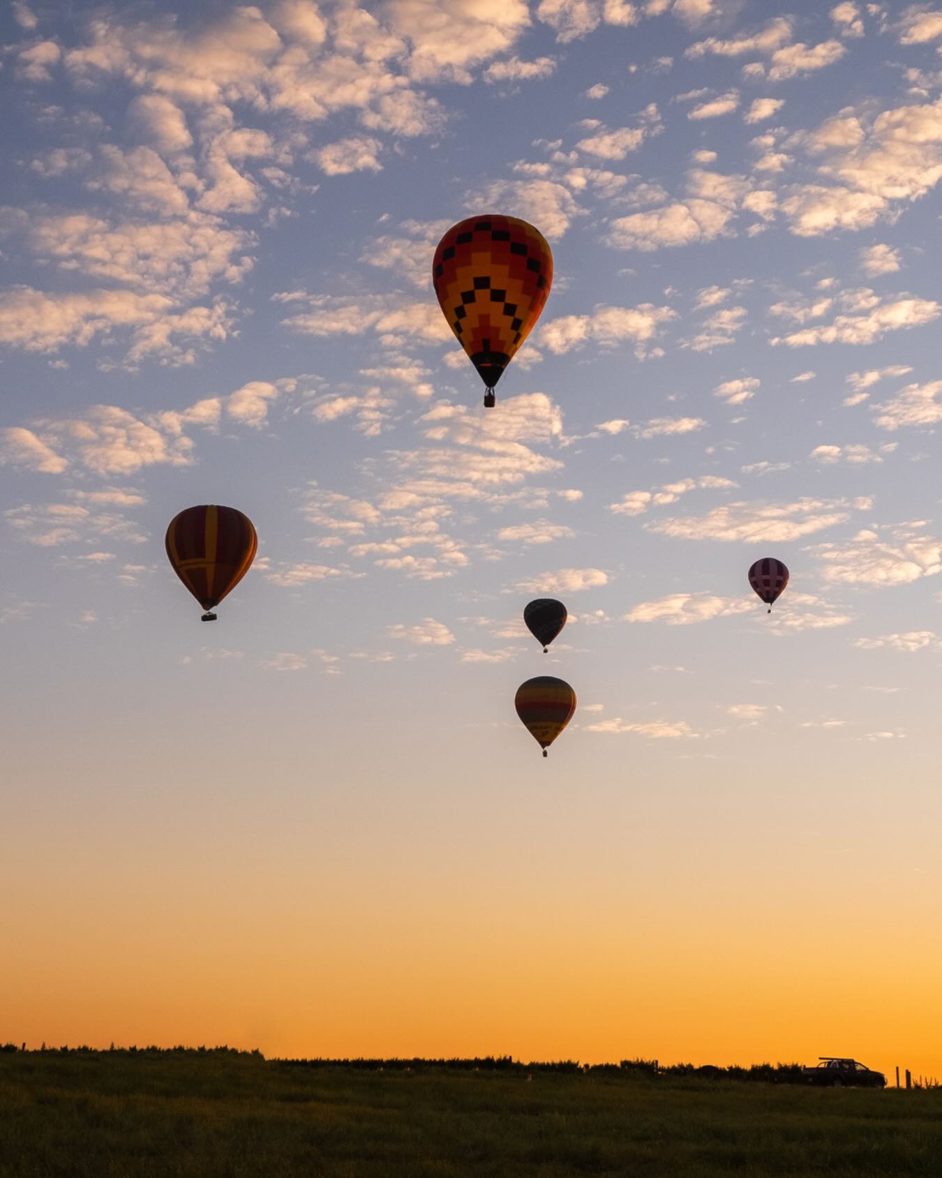 Golden hour looks a little better from up here. ๐
Thereโs no better way to kick off a custom group itinerary than a sunrise flight over the Hunter. Who are you bringing with you?