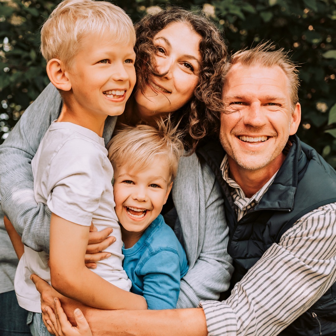 Want to know the secret to having effortless looking family photos?
👉🏻 Embrace the chaos!
I promise you, the “chaos” is the magic that makes family photos go from boring to full of life.