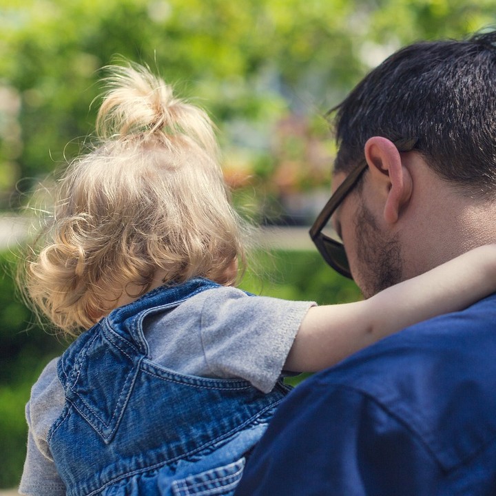 Très Belle fête à Tous les Merveilleux Papas !!! 😍
Pour célébrer comme il se doit cette magnifique occasion rdv sur 🌱 naturare.fr
✨Des promos spéciales pour offrir des soins bien-être à votre cher Papa.
ET OUI LES HOMMES AUSSI ONT LE DROIT AU BIEN-ETRE ! Il faut prendre soin d’eux, car ils ne savent pas toujours s’y retrouver, se sentant souvent exclus de la cosmétique !
Nous vous rassurons, tout comme il est indispensable d’avoir une alimentation riche, variée et équilibrée. Il en va de même pour les soins de peau primordial pour rayonner 💖 Afin de l’aider graduellement :
🌿 Nous vous conseillons l’huile de Chanvre Bio ce Trésor polyvalent saura lui faire plaisir ! Utilisé aussi bien en soin de peau régénérant qu’en cure soutient santé haute nutrition un vrai délice pour un bien-être hors pair au naturel !
🌿A compléter par : La Crème Merveille des Landes Bio qui sera parfaite pour apaiser, nourrir après le rasage régénérer durant la nuit ou booster la peau le matin en express. Il sera séduit par sa caractéristique non comédogène, non alourdissant, ne laissant aucun film gras, et par sa fraiche senteur aux plantes légère & discrète.
Offrez-lui un Bon cocktail de soin naturel🍹
#fetedesperes #papa #pere #fatherday #father #dad #cadeaufetedesperes #fatherdaygift #celebration #menskincare #mencareproducts #menhaircare #soinhomme #soindepeau #soincheveux #santenaturelle #complementalimentaire #foodsupplement #dietarysupplement #cosmetiquenaturelle #cosmetiquebio #cosmetiquehomme #huilevegetale #chanvre #huiledechanvre #hemp #hempoil #naturare #naturarebio #naturarefr