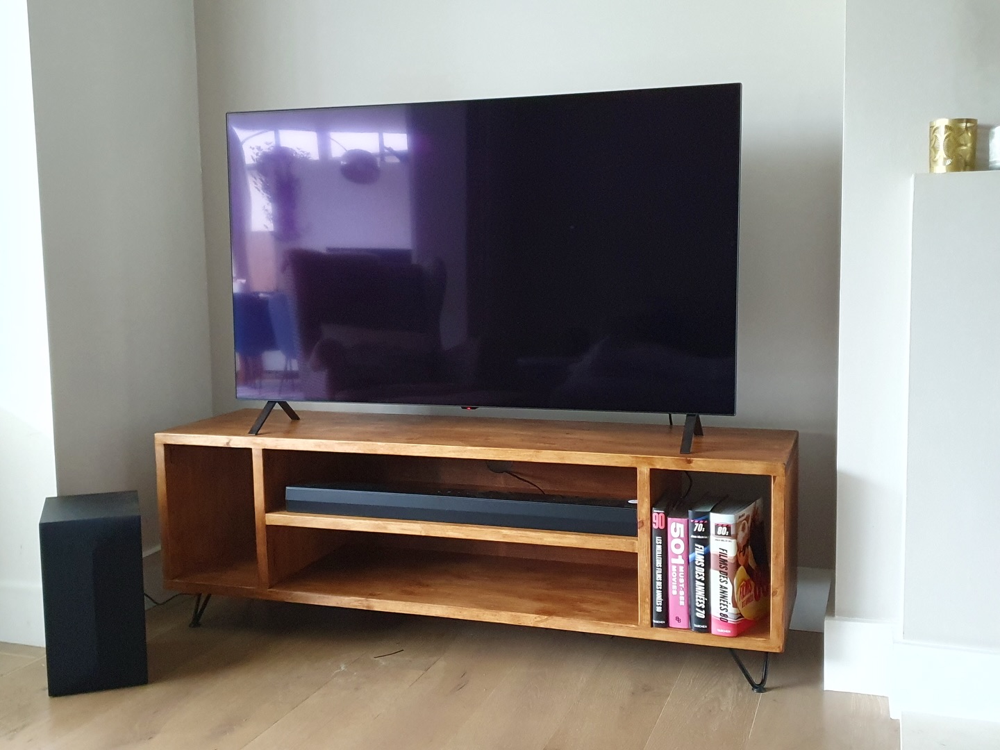 🇬🇧 Solid wood TV stand with cable management backing delivered to one of our customers in #london who wanted something to match her Vinyl record storage unit we made for her 6 years ago 👌
#furniture #interiordesign #handmade #madetolast