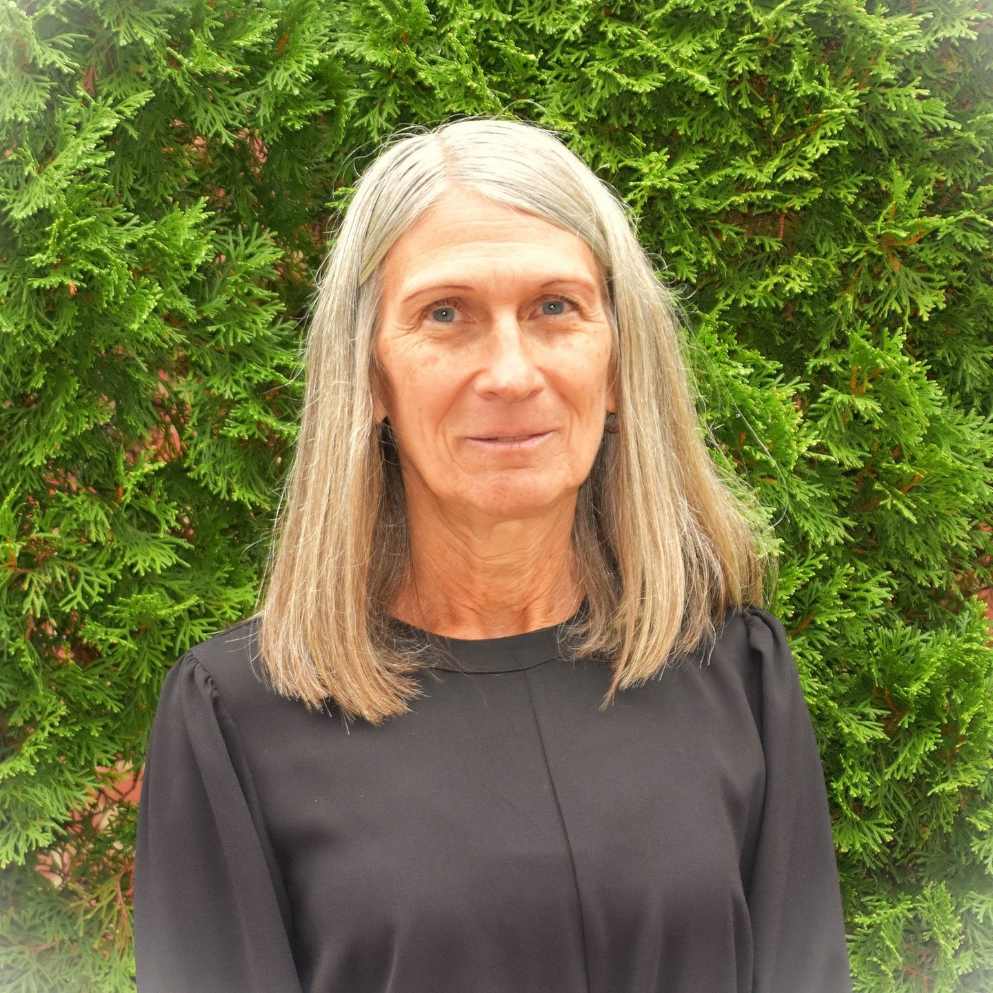 Today we feature Barb Frame from Medford Lakes, NJ. Barb joined PHE in Fall 2022, after retiring from a 40+ year teaching career. Barb has been directing the Handbell and Chime Choirs at Medford United Methodist Church since 1988. She is the PHE treasurer. Other interests include the beach, the Phillies, and reading. Come see Barb ringing with PHE at our upcoming concerts (www.phillybells.org).