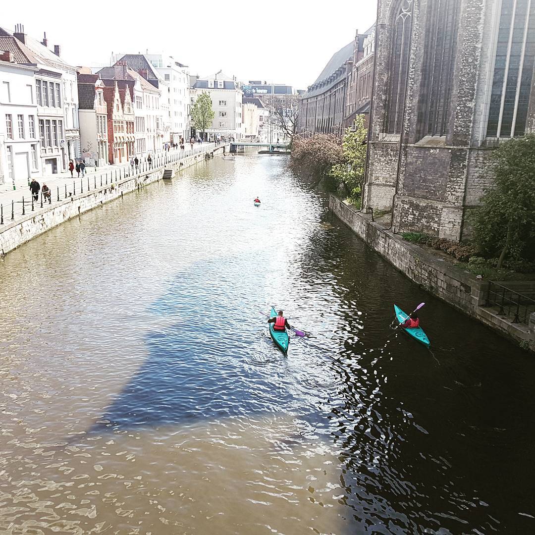 #Kayakking in the old city centre of #Ghent.
#Gent #visitgent #kayak #activitiesgent #activity #kajakskorenlei #korenlei #hosteluppelink #uppelink #sport #water