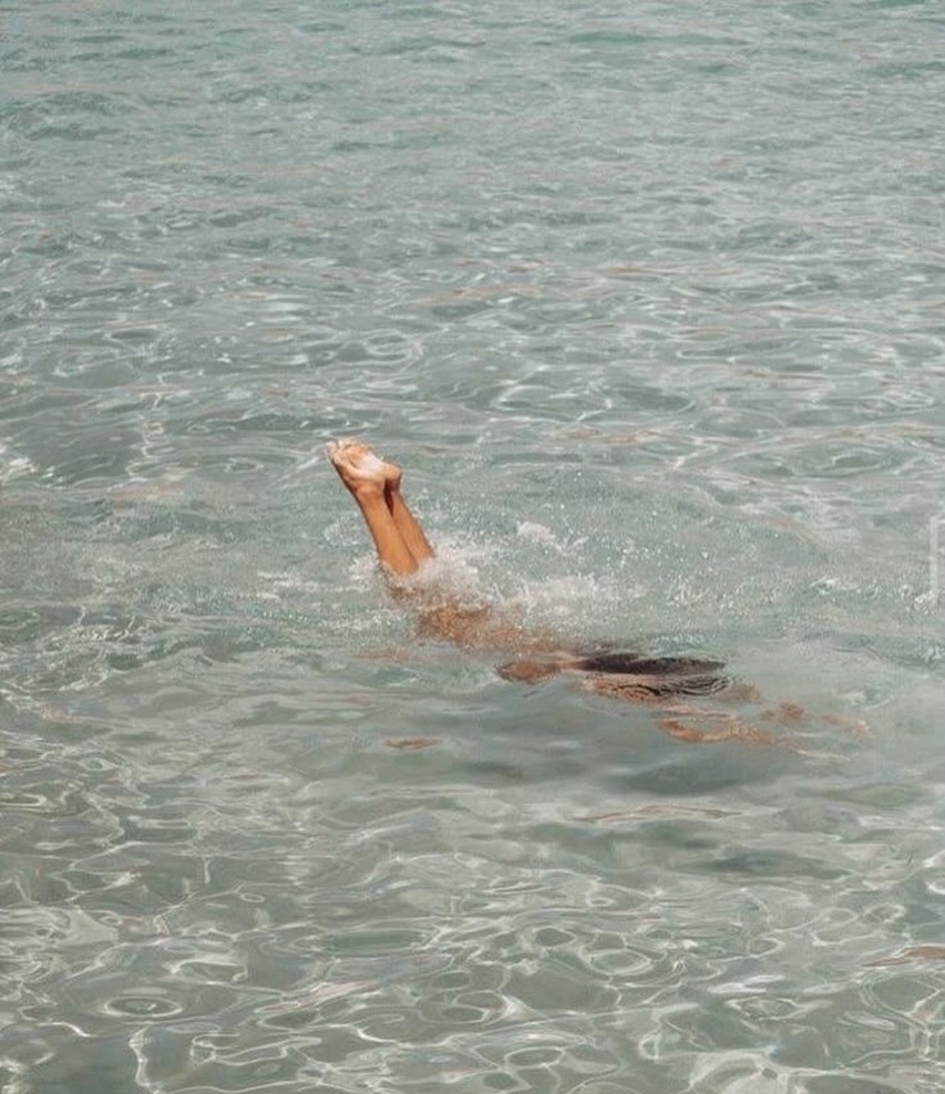 If you swim a lot, your hair feels it.
Chlorine, salt water, and sun can strip moisture, leaving hair dry, tangled, and more prone to frizz.
Arvo’s Smoothing Serum helps restore softness, smooth flyaways, and protect hair from everyday exposure.
A little goes a long way, before or after a swim. 💦
#arvohaircare #summerhaircare #hairserum #antifrizz #hairhydration