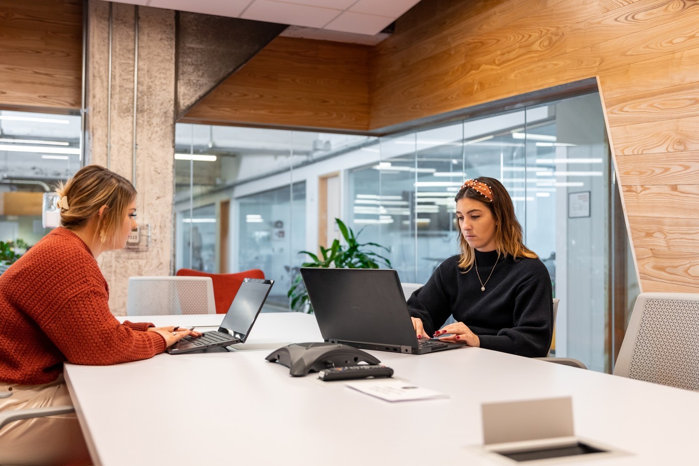 Book your next meeting in our conference rooms by the hour or the day!
Flexible options make it easy to book your next meeting at Commerce Village. Visit our website to learn more and book today!
📸: jameslathropphotography