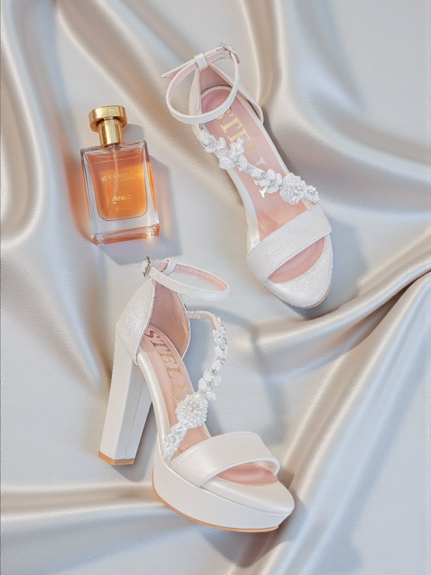 Sí se puede.
Estos tacones de novia están diseñados para brillar ✨ y para aguantar toda la boda sin sufrir 💃🏻🤍
💎 Diseño artesanal
👣 Plantilla ultra cómoda (sí, de verdad)
📏 Alturas personalizables
🤍 Ideales para ceremonia + fiesta
Porque el “me los quité a la hora” ya no es una opción.
Aquí se baila, se camina y se disfruta hasta el último minuto ✨
#ZapatosDeNovia
#Novias2026
#BrideToBe
#ZapatosCómodos
#TaconesDeNovia
NoviasMéxico
BridalShoes
WeddingShoes
NoviaModerna
BodaSinDolor
BridalStyle
NoviaElegante
StellaShoes
HechoEnMéxico
NoviasConEstilo