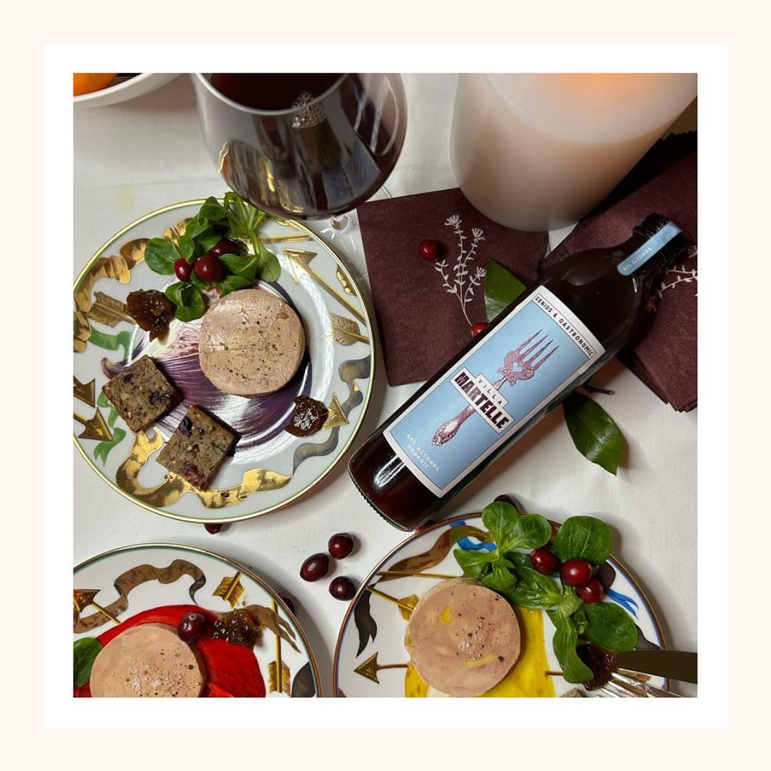 Y avez vous pensé ? Foie gras de canard et Villa Martelle. Un accord aussi original que délicieux ! (hum... ce petit piquant du Piment d’Espelette ❤️)
#gastronomie #noel #repasnoel #villamartelle #accords