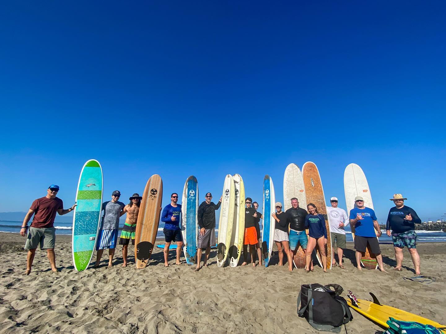 Friday with good energy!🏖️🌊
•
•
•
•
•
#surflessons #surfvallarta #gosurf #visitpuertovallarta #rivieranayarit #banderasbay #instabeach #waves #instamexico #instatravel #nuevonayarit #nuevovallarta #jalisco #vacation #sea #views #surf #surfing #fun #puertovallartasurf #mainlandmexico