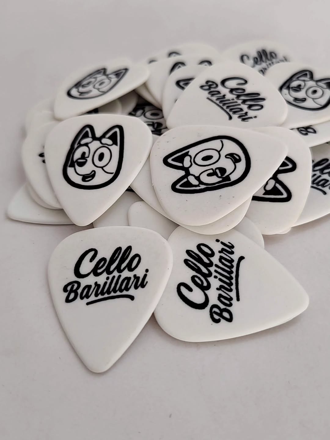 Que tal ter suas próprias palhetas personalizadas? 🎶
Seja para você, sua banda , empresa ou um presente especial, criamos palhetas exclusivas que carregam identidade, estilo e paixão pela música. Agora, queremos compartilhar algumas dessas criações com vocês!
🎸 AcordesDaNossaHistória 🎶
Cada palheta vai além do design—ela traz memórias e personalidade para cada acorde. Ao longo do tempo, desenvolvemos modelos únicos para músicos que querem expressar seu som de forma autêntica.
Se alguma dessas palhetas te inspirou, que tal transformar suas ideias em algo único? ✨ Entre em contato e crie a sua!
📩 Chama a gente no direct ou clique no link da bio para saber mais!
🔻 Deixe sua marca em cada nota! 🔻
#PalhetasPersonalizadas #CustomPick #PalhetaPersonalizada