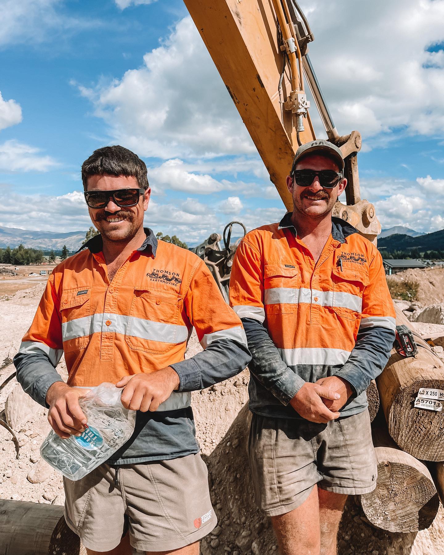 Two peas in a pod 🥸 Hard working and skilled operators, not to mention great value 🤣 Wouldn’t want to build retaining walls with anyone else! #workwiththenatureoftheland #retainingwallspecialists