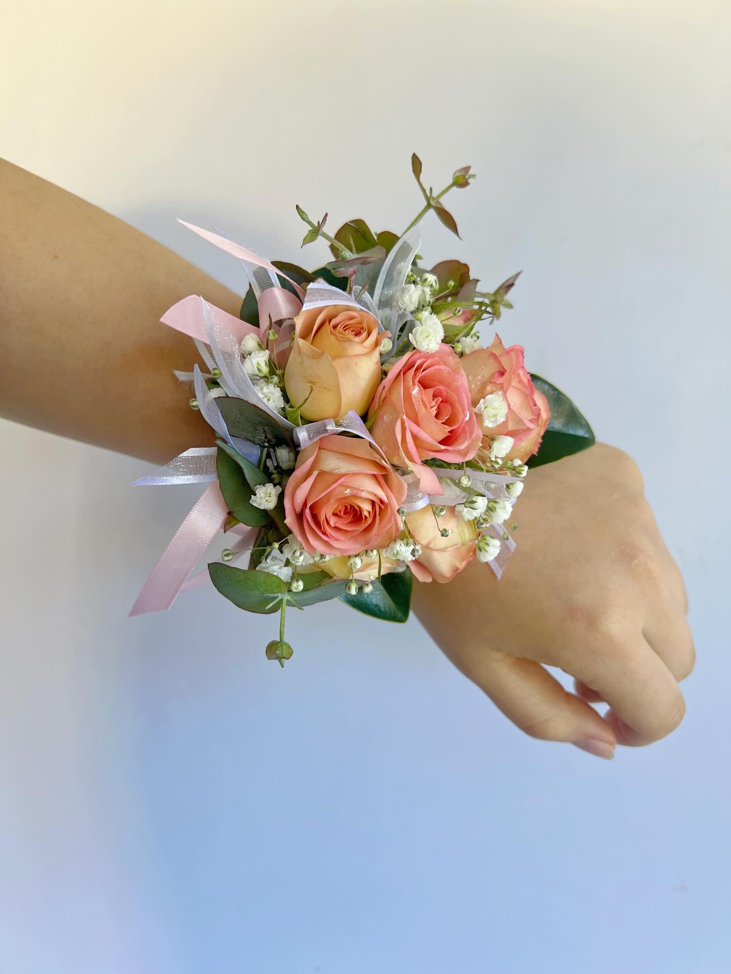 Small in size, big on meaning 💕 This delicate corsage is the perfect finishing touch for moments worth remembering.#CorsageLove #FloralDetails #WearableFlowers #SpecialMoments #FlowerStyle