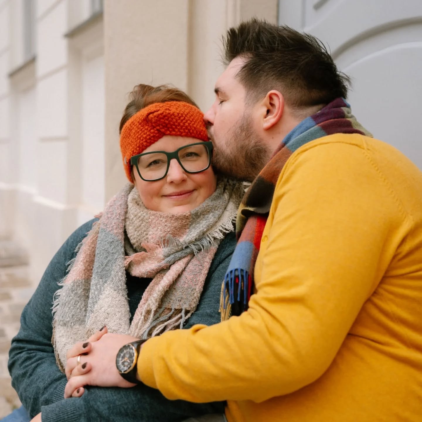 Heute einmal in eigener Sache 😉
Ich hasse es, vor der Kamera zu stehen, jedoch finde ich es wichtig, das man es macht.
Ich mag mich selber auf Bildern nicht, aber mein Mann liebt es. Warum soll ich also egoistisch sein und diese Bilder meinem Mann vorenthalten?
Es bleibt die Erinnerung, der Moment und das gemeinsame erlebte.
Wir sind durch Wien gegangen, ohne wirklich das Handy für Erinnerungen zu ziehen. Deswegen war es mir wichtig, eine Kollegin zu buchen, die vor Ort arbeitet und Fotos von uns umsetzen kann und die Tage festhält.
Denn mal ehrlich? Wie viele Fotos schaut man sich am Ende von einem Ausflug, Urlaub oder Abenteuer an? Bei mir sind es maximal drei Bilder und ich erinnere mich an den kompletten Moment.