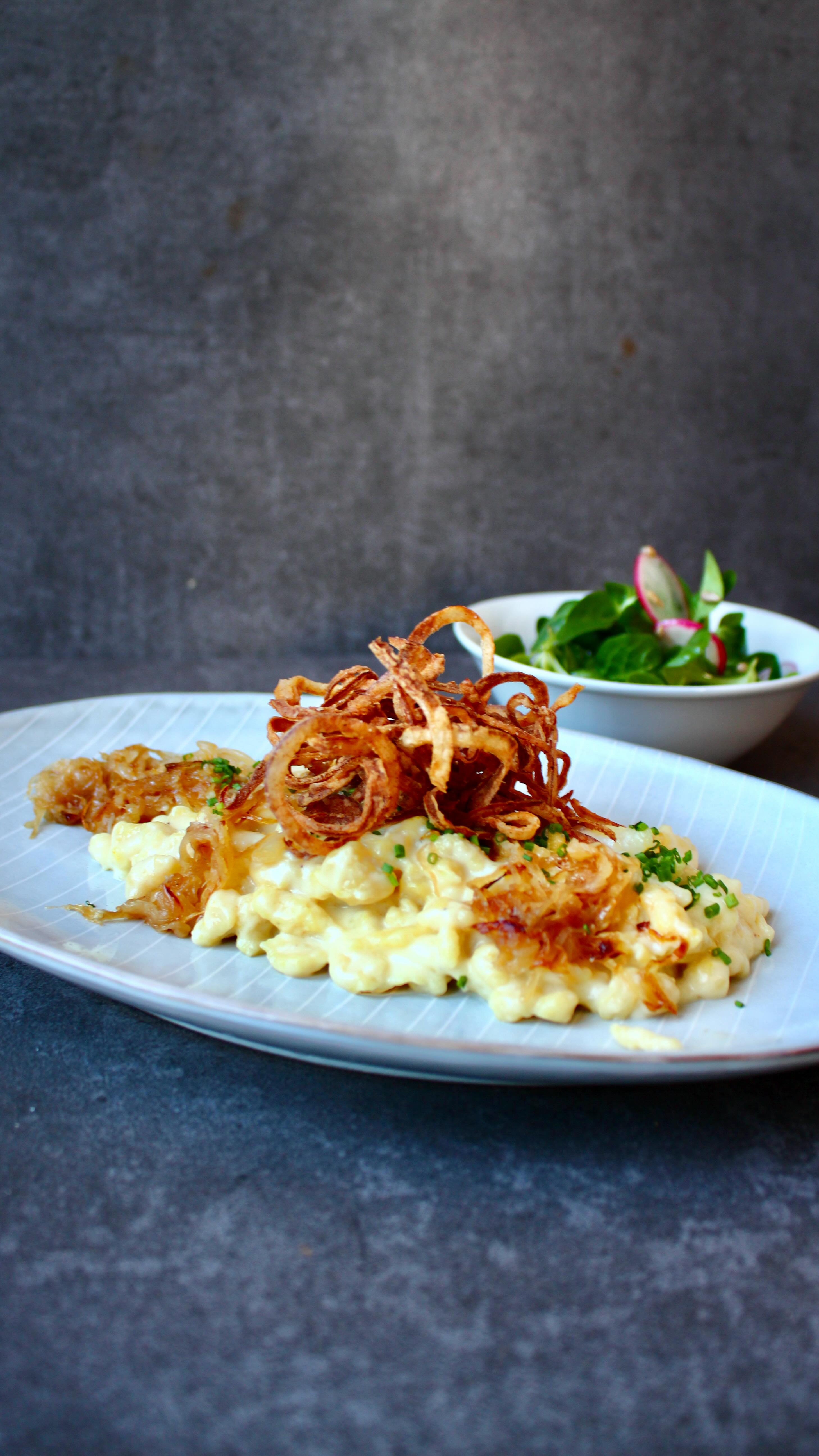 Cheese spaetzle just like on the alpine hut with crispy fried onions and fresh lamb’s lettuce 🧀🥘🧅🥬⛰️
#cheeselover #originalrecipe #mountainfood #spätzle #flexitarian