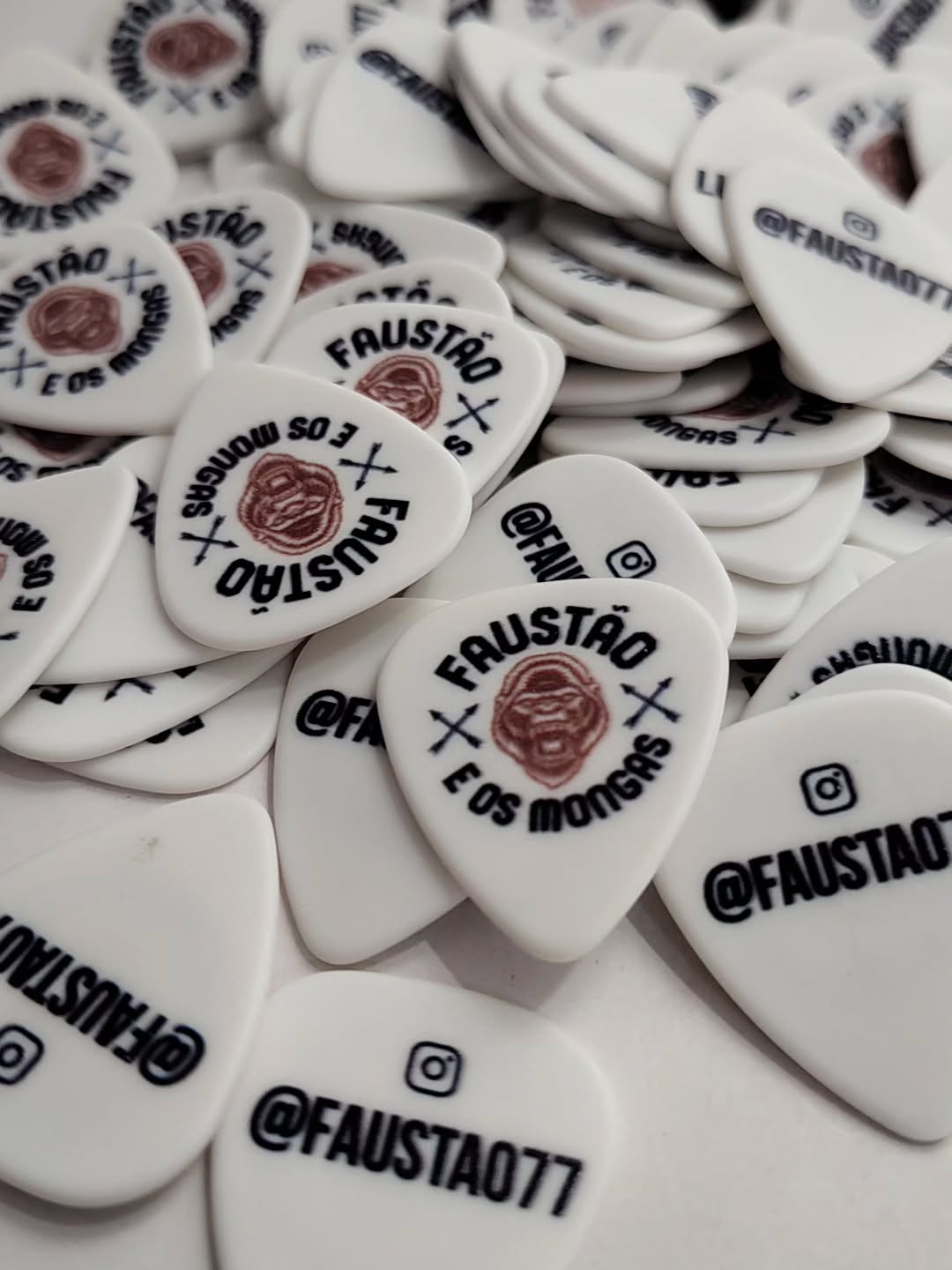 Que tal ter suas próprias palhetas personalizadas? 🎶
Seja para você, sua banda , empresa ou um presente especial, criamos palhetas exclusivas que carregam identidade, estilo e paixão pela música. Agora, queremos compartilhar algumas dessas criações com vocês!
🎸 AcordesDaNossaHistória 🎶
Cada palheta vai além do design—ela traz memórias e personalidade para cada acorde. Ao longo do tempo, desenvolvemos modelos únicos para músicos que querem expressar seu som de forma autêntica.
Se alguma dessas palhetas te inspirou, que tal transformar suas ideias em algo único? ✨ Entre em contato e crie a sua!
📩 Chama a gente no direct ou clique no link da bio para saber mais!
🔻 Deixe sua marca em cada nota! 🔻
#PalhetasPersonalizadas #CustomPick #PalhetaPersonalizada
