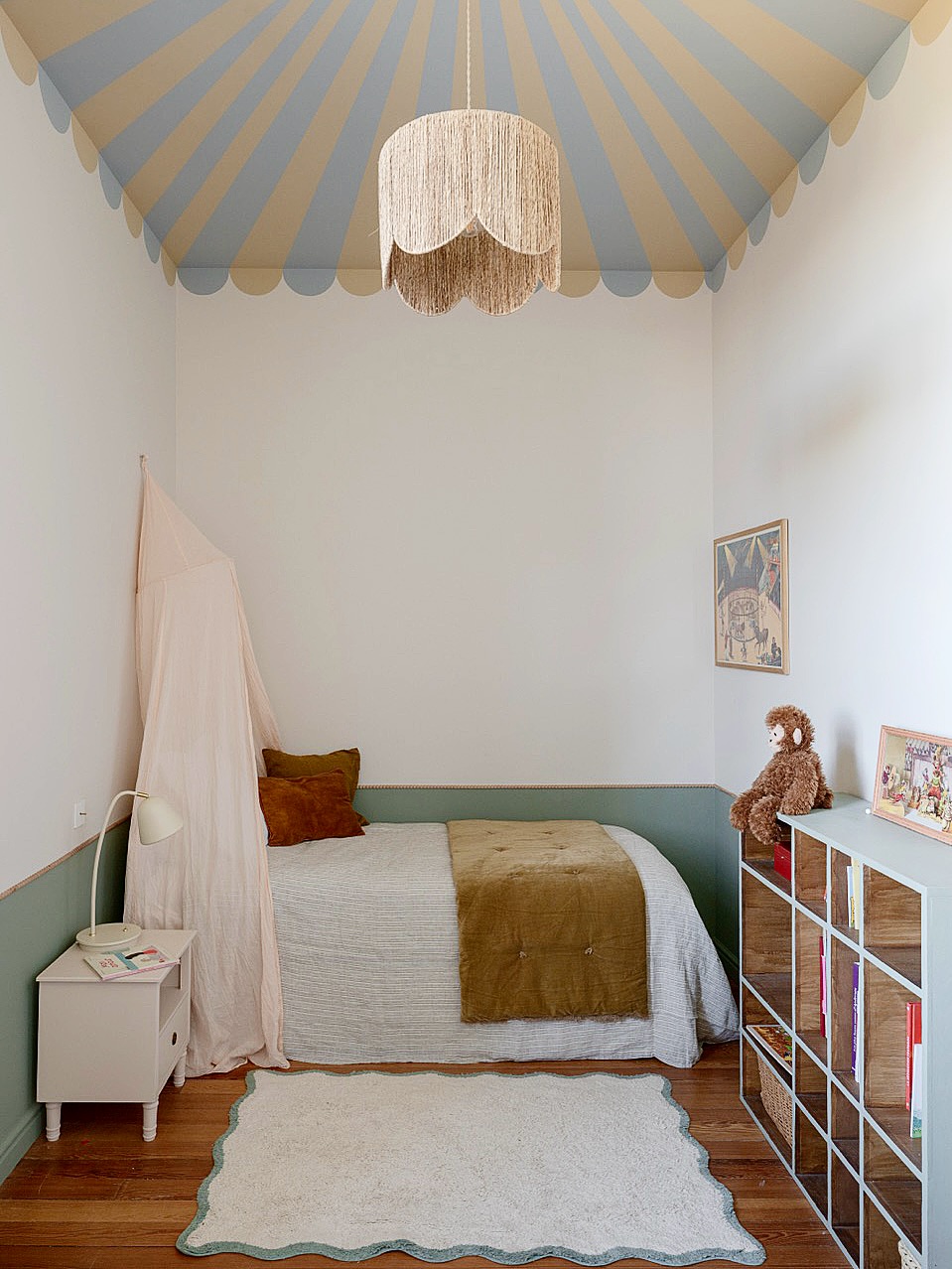 PROJET LA FAMILIALE - Kids Room
Ici, l’imaginaire ne se pose pas.
Il s’installe.
Il se glisse dans chaque ligne, chaque matière, chaque détail.
Cette chambre a été pensée comme un petit décor de scène, où tout est suggéré plutôt que surjoué.
Une inspiration circassienne sans excès. Juste l’essentiel pour faire naître des histoires.
Le regard s’arrête d’abord sur le ciel peint en rayons, comme une toile de chapiteau.
En écho, la frise festonnée borde le plafond et rythme l’espace avec douceur.
À mi-hauteur, la perle de bois trace une ligne délicate entre les couleurs.
Un détail-bijou, presque invisible, mais structurant.
La palette reste feutrée : vert sauge, blanc cassé, sable chaud.
Des teintes qui apaisent et laissent respirer le décor.
Les matières parlent d’elles-mêmes :
– le bois patiné
– la céramique terrazzo
– le laiton brossé
– et ce papier peint aux oiseaux
Une chambre imaginé comme un décor de fond de scène pour libérer la créativité et les rêves.
Maîtrise d’Oeuvre : @atelier_bnk
Crédit photo : @sabine_serrad
#chambreenfant #plafondcircus #decoenfant #architectureinterieure #decorationdinterieurlyon