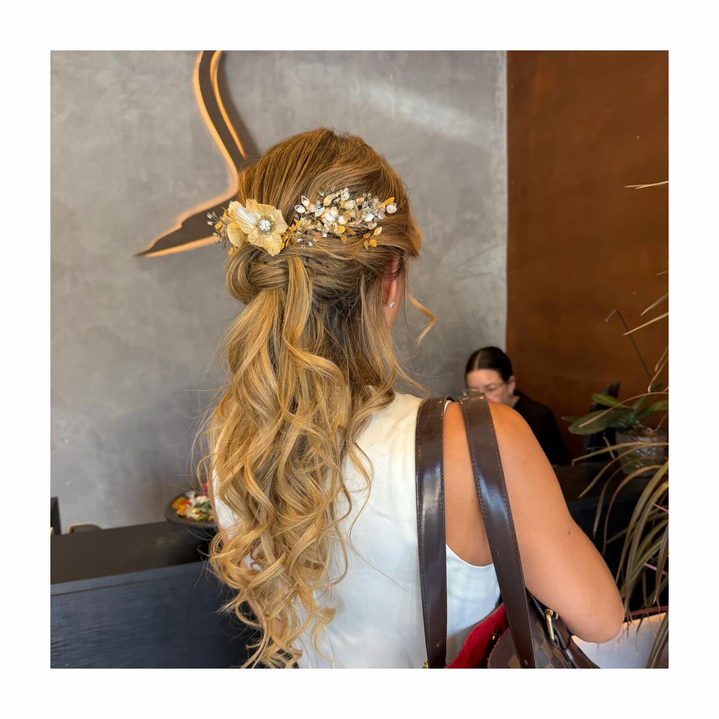 Ondas, flores y magia ✨💍
Amamos crear peinados que acompañen momentos únicos 🤍
Solei Hair Professional
📍 Av. Rivera 6690, loc. 1 – Montevideo