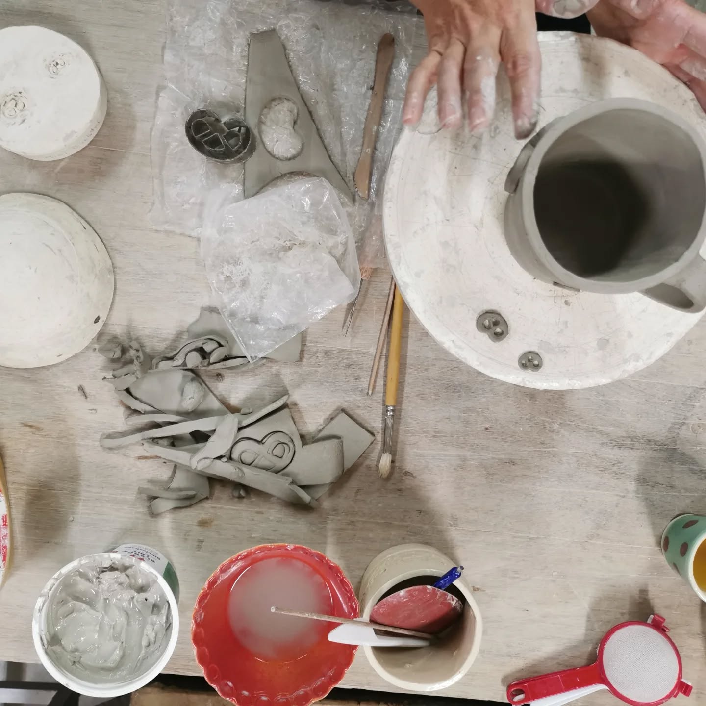 Bonjour février, dans quelques jours vont démarrer les séances de stages de Poterie.
Il reste il reste des places sur 2 séances pour ce mois de février n'hésitez pas à venir participer voici les dates :
-Samedi 21/2 : 2 places dispo pour faire la maison façon nichoir
-Mardi 24/2 : 2 places pour faire un mug.
Ne m'envoyez pas de message sur cette page pour vous inscrire !
Les inscriptions se font en ligne sur mon site internet :
www.poterie-wehrling.fr
D'autres dates pour le mois de mars sont également en ligne.
Il y aura des séances tout au long de l'année et seront annoncées au fur et à mesure des mois.