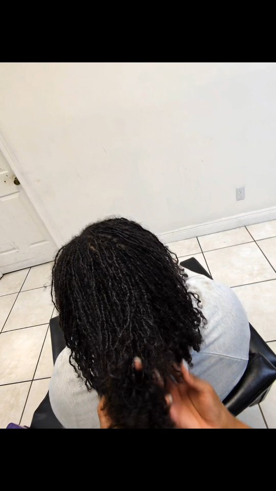 First #microlocs install of 2026. This is a 3-week follow-up (post install) appointment. Follow-up appointments are very important because this is when you catch and fix any problems. The main issues I see are locks unraveling around the nape and hairline. You want to fix those as quickly as possible cause it can be a headache constantly redoing a lock, not to mention an entire row!!
#locjourney #retie #microlocs #sisterlocksmobileal