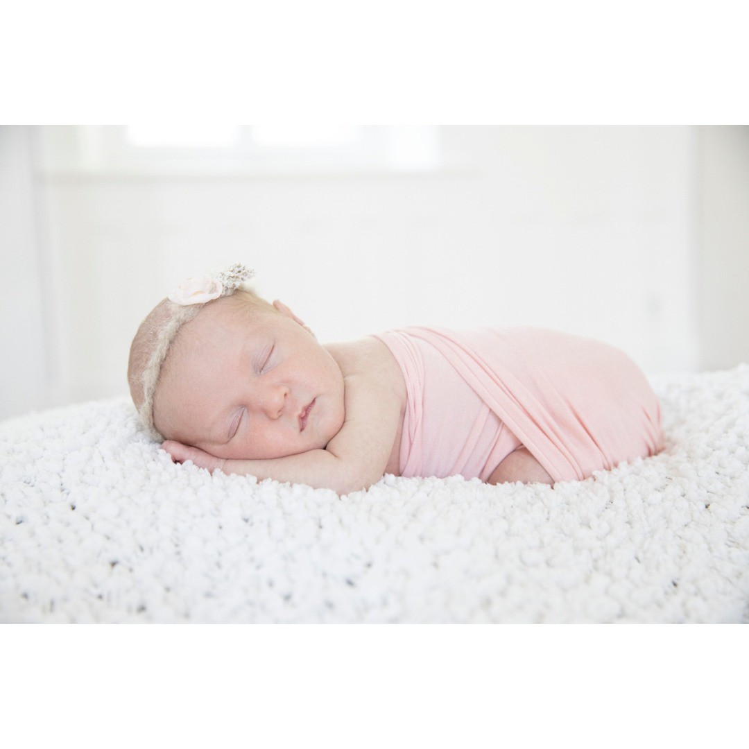 On ne sait pas pour vous, mais on adore les séances nouveau-né. 😍
Lors de celles-ci, nous incluons des photos de famille dans nos prises de vue, sans frais supplémentaires! ✨
#studioleciel #studiophoto #photographie #passionphoto #lifestylephotography #photography #photoshoot #quebec #newborn #newbornphotography #bebe #nouveaune #photographiebebe #newbornphotographer #socute