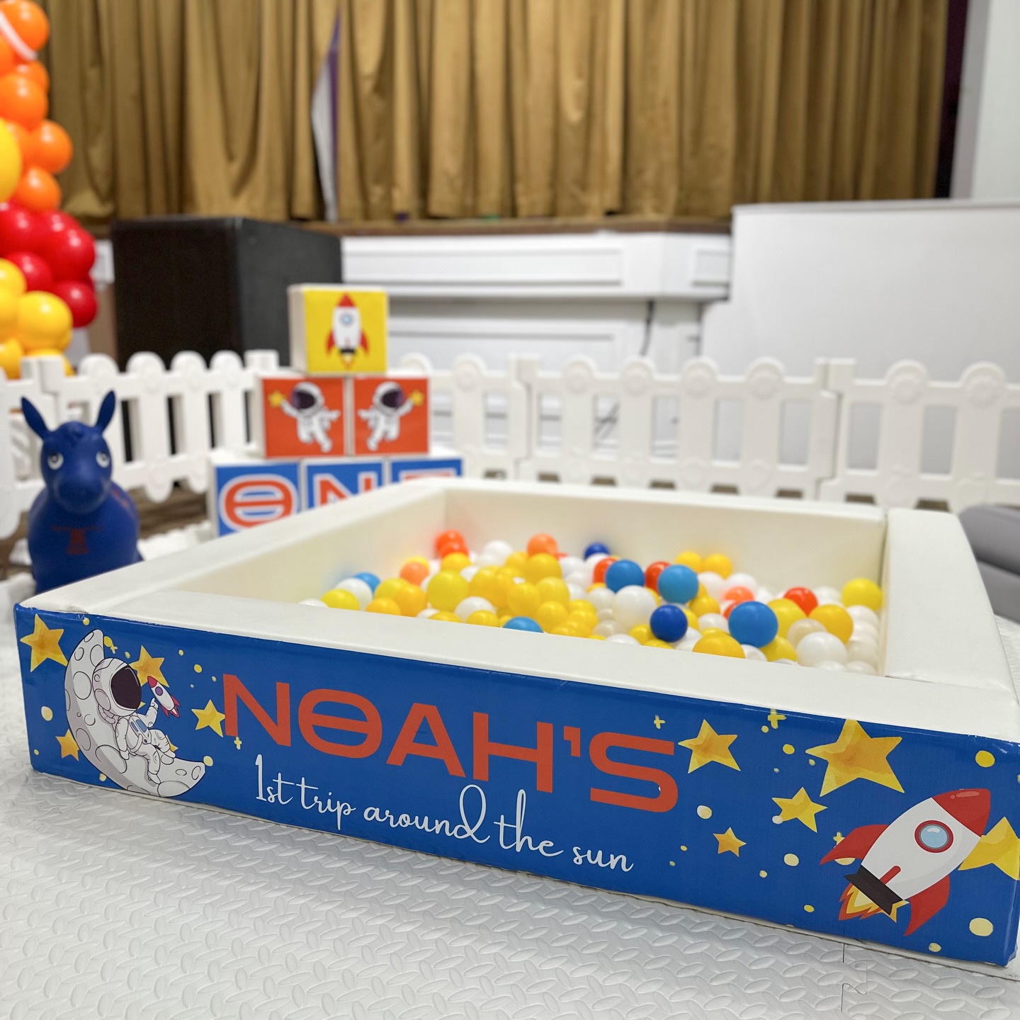 A year isn’t measured in days.
It’s measured in memories that stay. 💫
Noah. A universe designed for play.
Just one clear idea:
🌙 His first trip around the sun had to feel like his own. 🚀
This is what happens when design and play are taken seriously.
This is Emgo Play.💥
#EmgoPlay #DesignForPlay #FirstTripAroundTheSun #BallPit #IntentionalCelebrations
