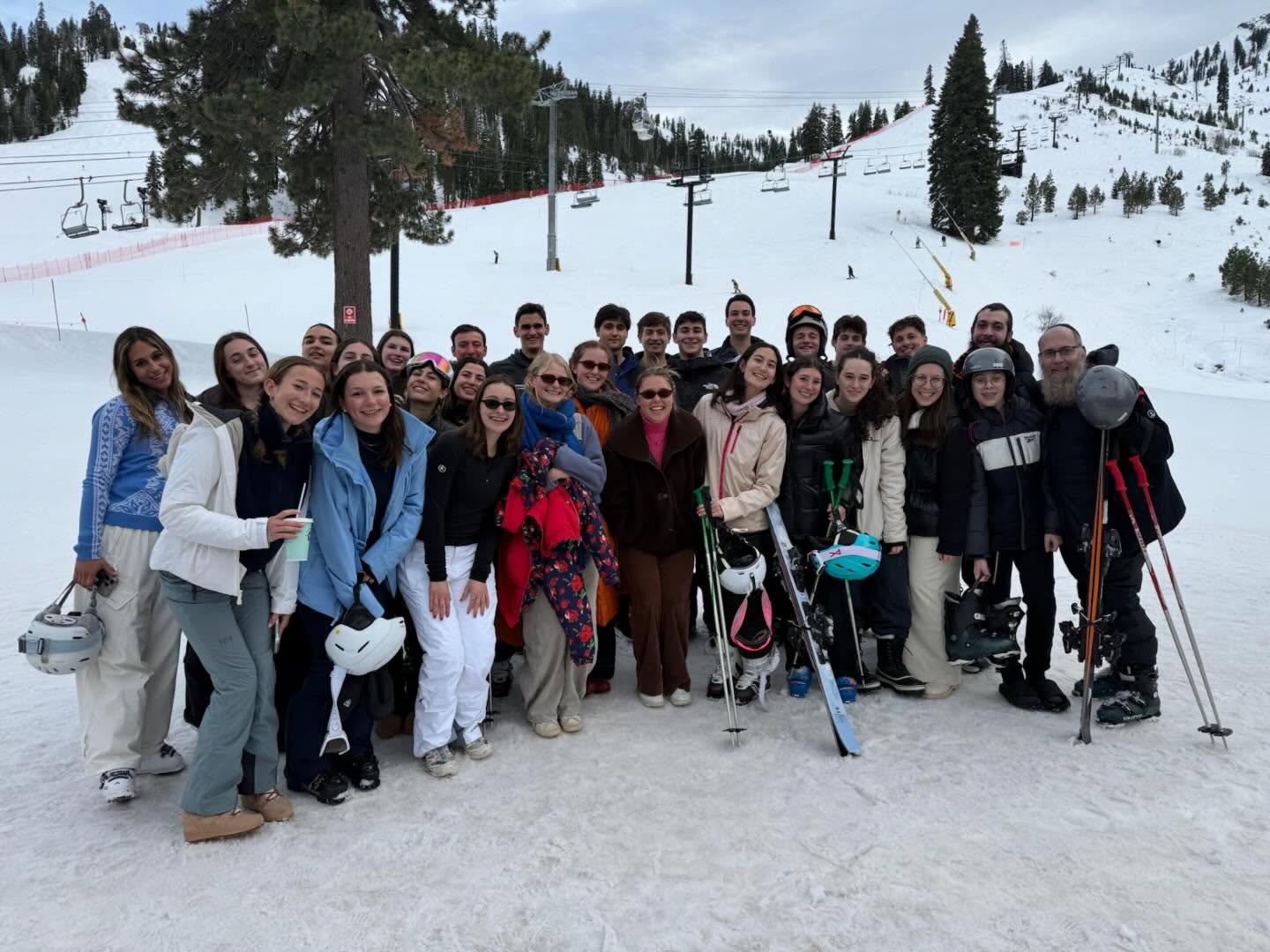 Some more Chalights from the Chabad Ski Trip to Lake Tahoe ⛷️✨
Palisades Tahoe was a blast — we skied, we fell, ice skated, tubed, baked, and even became professional pizza chefs — all together as one Chabad community!