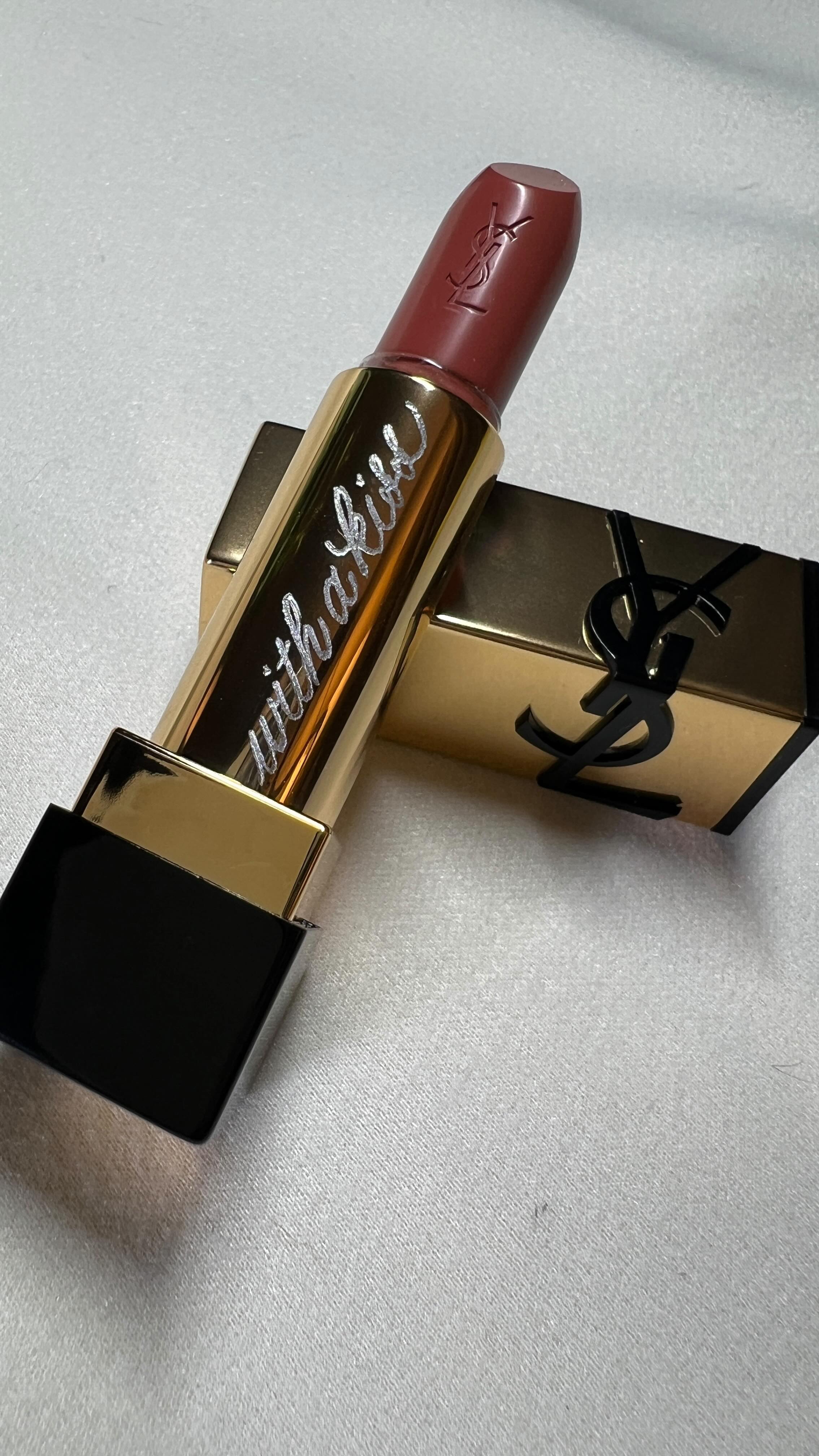 Forever is in the details. Luxury feels different when it’s personal. Love the simple touch of engraving on this @yslbeauty lipstick.
#chicagocalligrapher #eventcalligraphy #livecalligraphy #customkeepsakes #weddingkeepsakes