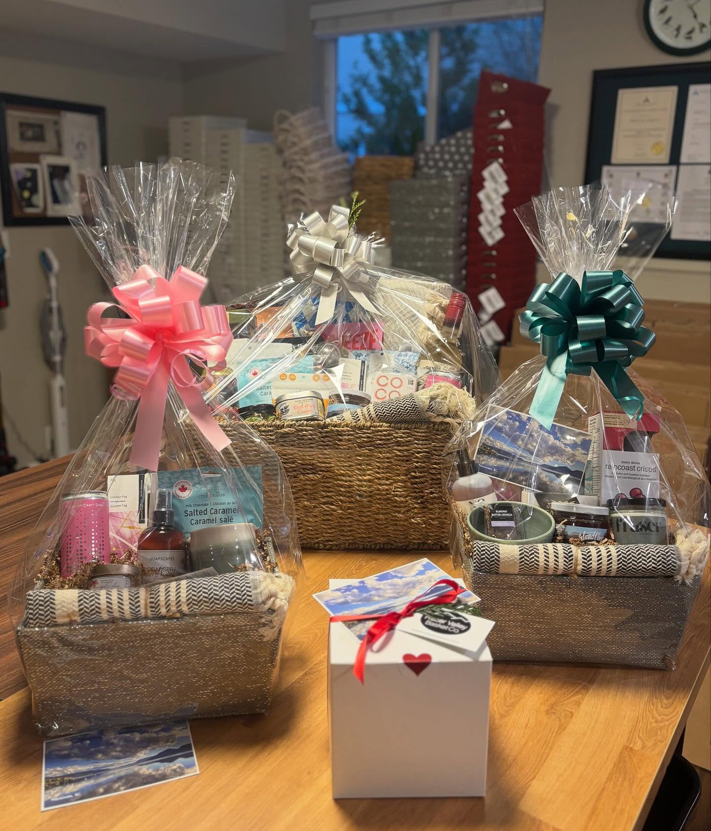 These beauties went out today 💙
One with very important instructions: wait to open 🎂
Truly love creating gifts that bring a little joy to someone’s day 😊
#FraserValleyBasketCo
#GiftBasketsBC
#BCMade
#ThoughtfulGifting