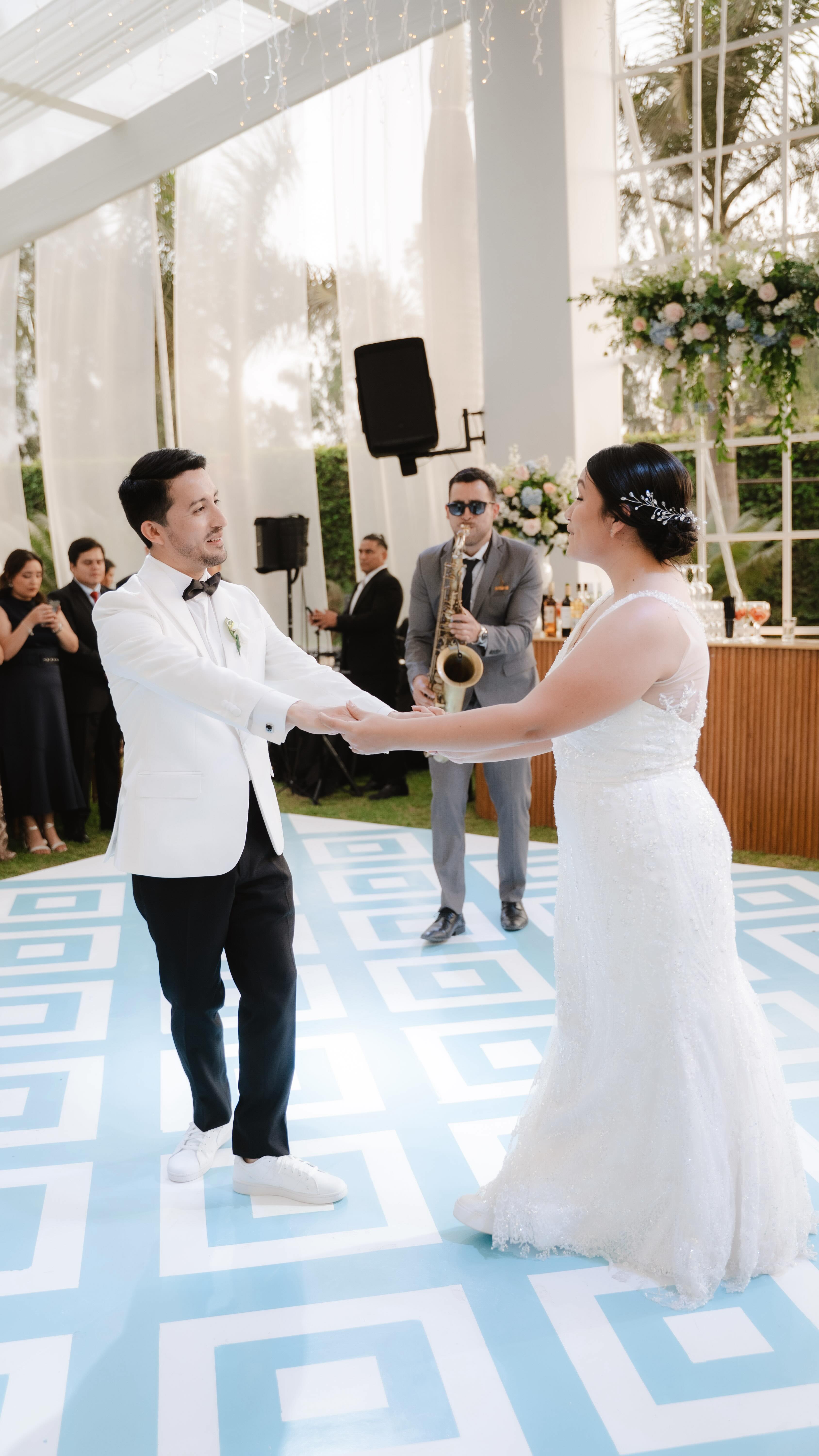 Momento exacto donde Neyser recibió esta linda sorpresa de parte de Claudia 🎷 gracias a @colaccisax por ser parte clave en ese momento.
A Neyser siempre le gustó la idea de tener un saxofonista en su boda pero durante el proceso se tuvo que “descartar”, perooo no contaba con la astucia de Claudia jejeje y coordinó esta sorpresa para él y como entretenimiento durante el almuerzo. ✨🎶
#weddingplanner #wedding #lifestyle