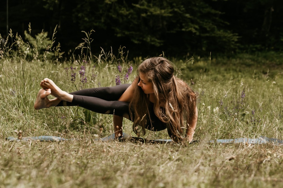 Joga, dih in navdih. Vabljeni v cvetočo naravo Bohinja, vabljeni nazaj k SEBI.🧘
V času Festivala alpskega cvetja pripravljamo naslednje joga dogodke:
🌸Yin joga, zvok in tišina ob mlaju v sodelovanju z Mino Kunstelj: ponedeljek 30.5. ob 18.uri v Strmascah, v primeru dežja v Sobi z razgledom, trajanje: 2.5 ure, prispevek: 25 eur. Zborno mesto: parkirišče Senožeta ob 18.00.
🌸Jutranja joga ob Bohinjskem jezeru: sobota 4.6. in sobota 11.6. ob 8.30 uri na Veglju, v primeru dežja v Sobi z razgledom, trajanje: 75min, prispevek: 10 eur.
🌸Joga ob slapu: sobota 18.6. ob 8. uri, slap Grmečica, trajanje: 2 uri, prispevek: 10 eur. Zborno mesto: Log, parkirišče pri mostu ob 8.00.
Vadbe bodo primerne tako za začetnike kot izkušene jogiste. Za jogo v naravi so obvezne PRIJAVE na e-naslov yogabohinj@gmail.com ali po telefonu 041 728 567.
Jogo vadimo bosi v udobnih oblačilih, podloge bodo na voljo za izposojo.
#bohinjlake #yogaslovenia #mednarodnifestivalalpskegacvetja
#bohinjinbloom #jogaslovenia #ashtavakrasana #natureyoga #lakesideyoga