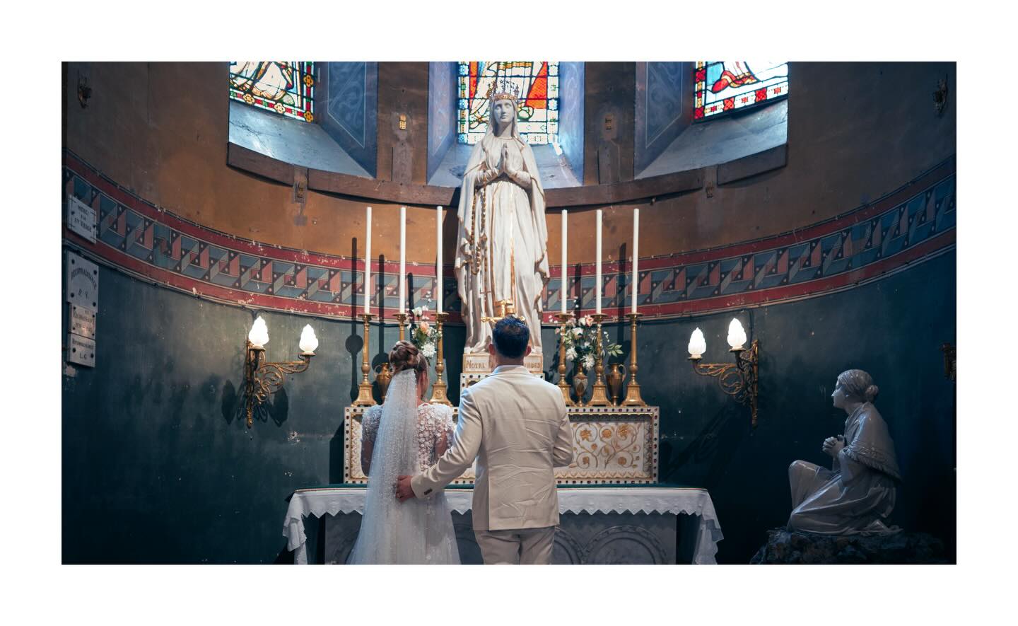 Une église, regorge de coin magique.
Ici la lumière a presque une âme, et me permet de créer des images comme je les aime avec une touche cinématographique.
Le mariage de Emma et Adrien m’a permis d’aller dans ce sens.
J’aime travailler dans cette ambiance.
Ça me permet de chercher les bons cadres, les bonnes ombres, cette petite touche presque cinéma qui donne du relief sans voler la vedette à l’émotion.
Chaque mariage est différent, et c’est ce qui me pousse à continuer à raconter des histoires plutôt qu’à en répéter une seule.
Leur journée en est une belle preuve.
——————————————————
✍️ Informations et réservations :
🌐 www.lestudio88.fr
☎️ 06.87.00.86.56
📍 Langlade - Gard
——————————————————
#photographemariagegard #mariagereligieux #mariageauthentique #weddingphotographerfrance #reportagephoto mariage2026