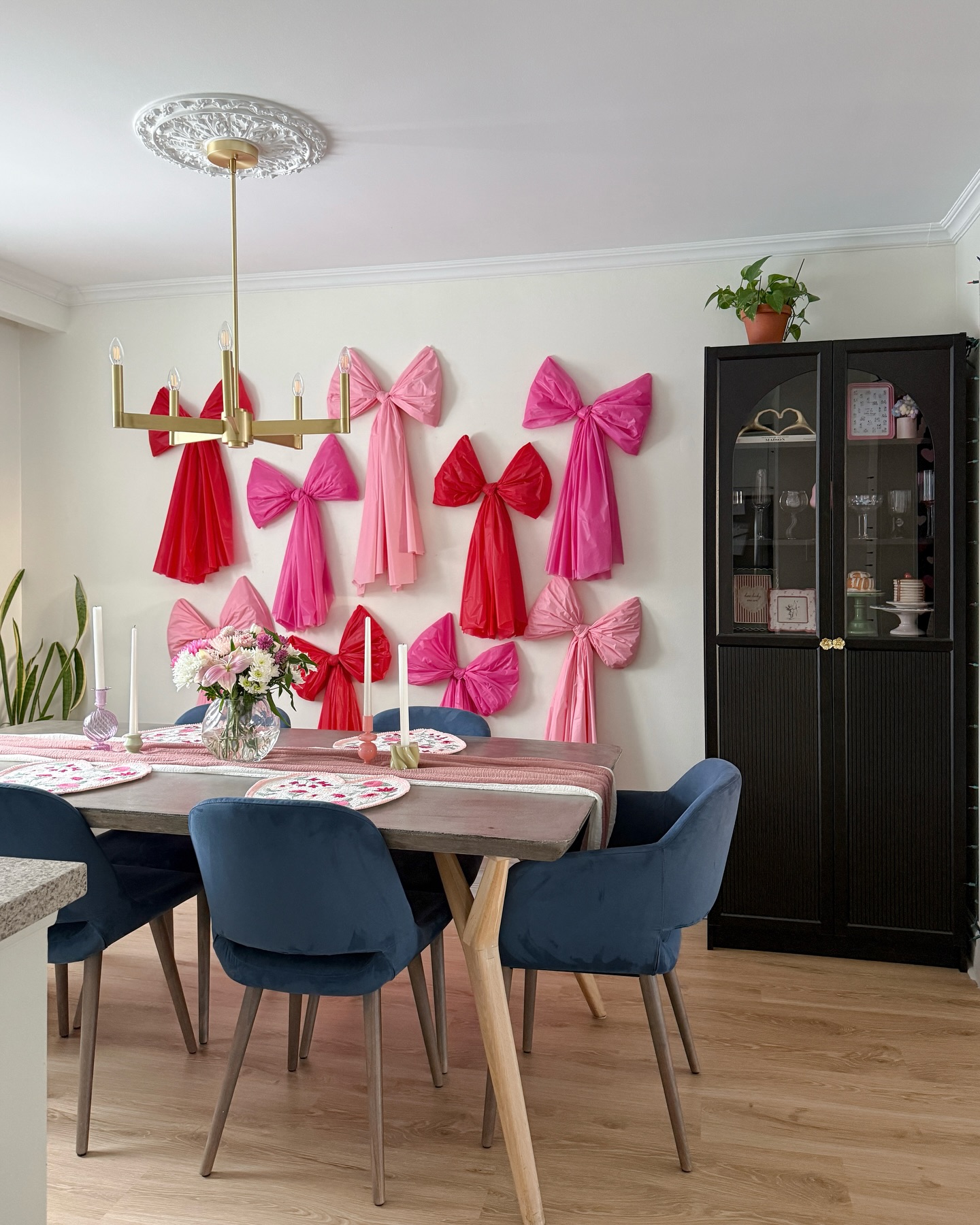hearts and bows and pink, oh my! 💞🎀
#valentinesday #valentinesdecor #pinkdecor #homestyling #happyvalentines