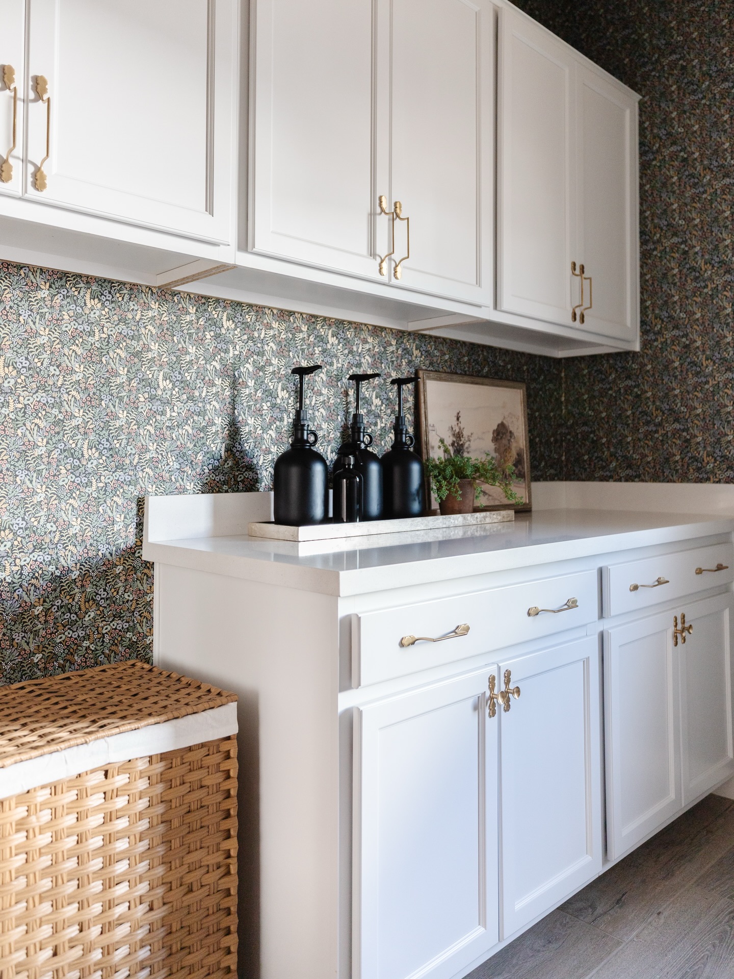 Who knew chores could look this good?🧺 This laundry room is anything but ordinary! Our client was all in for bold design choices, and we couldn’t be more ✨obsessed✨
From the gorgeous, playful wallpaper to the statement gold pendants and sleek modern sink.
Bright, fun, and totally unexpected—this space makes laundry day almost something to look forward to!
Tell us, what’s your favorite part about this Laundry Room?!