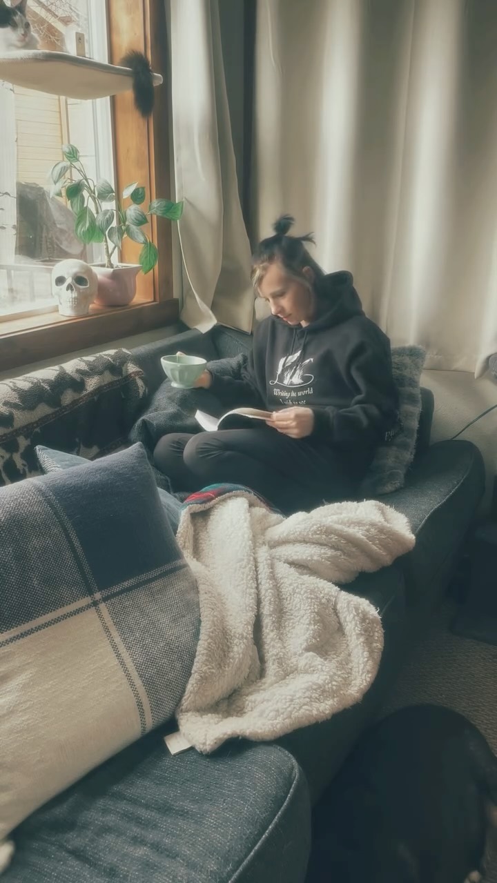 Cold outside? Tea time inside!
Cozy up with The Cailleach’s Cloak - a blend that’s as magical as it is delicious. Snow-white Jasmine, spicy ginger, and sweet elderberries make every sip a little adventure.
Bonus points if you’re reading something fantastical! ✨