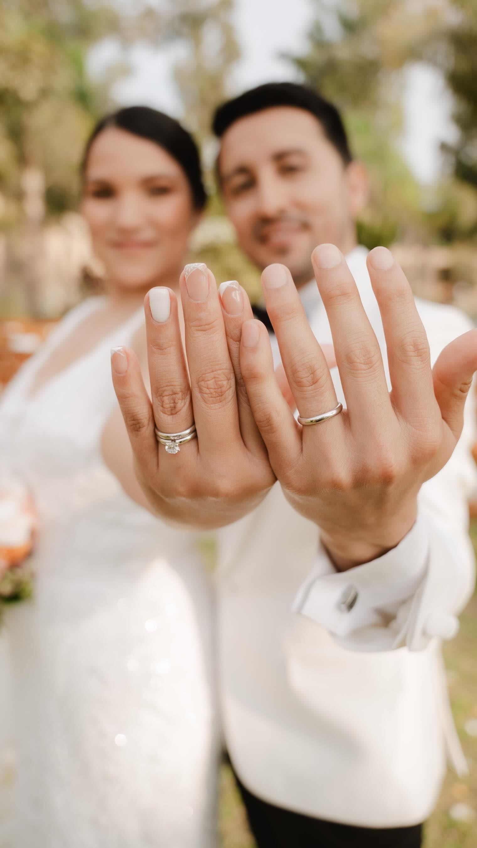 Es que yo que me iba a imaginar que iban hacer un baile tan increíble (y no porque no les tenga fe jajaj) sino que cada update me hablaban muy poco de ello, e incluso no me dejaron ir a su ensayo jajaja, Josy los vio y me dijo: NI TE LO ESPERAS jajajaja 😱 (no pude dormir esa noche previa jajaja)
Realmente lo dejaron todo en la pista de baile, rompieron todos las reglas en su totalidad jajaja me encantó que hayan hecho de esta coreografía tan de ustedes 🫶🏻✨👏
Disculparan mis gritos pero no tienen idea la emoción que sentí 🥹🙊
🪩 @atadosproducciones
#weddingplanner #wedding #lifestyle #baile